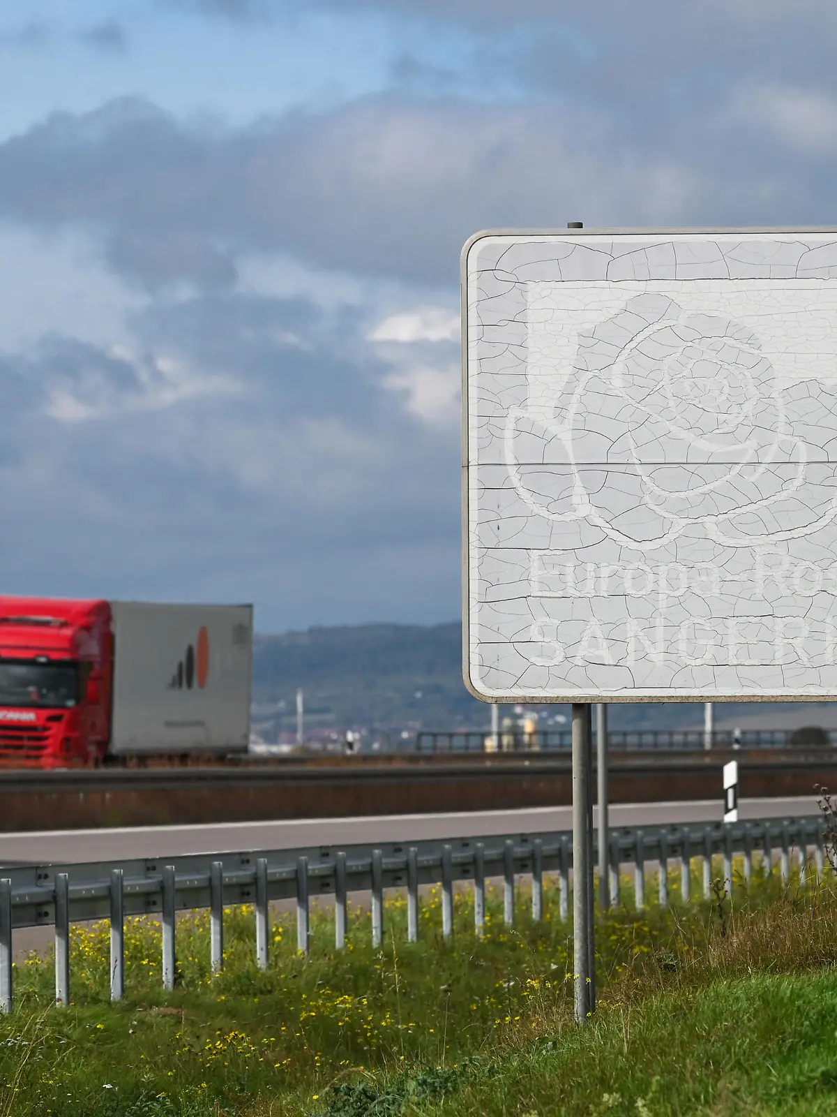 Ein Tourismusschild für das Europa-Rosarium in Sangerhausen an der A38 ist nicht mehr erkennbar. Dieses Schild kann nur sehr kostspielig wieder in Stand gesetzt werden. Die braunen Hinweisschilder entlang der Autobahnen weisen auf touristische Sehenswürdigkeiten in der Region hin. Der Bund der Steuerzahler hat neue Fälle aus Sachsen-Anhalt präsentiert, bei denen Steuergelder aus seiner Sicht verschwendet worden sind. Darunter sind auch die touristischen Hinweisschilder auf das Europa-Rosarium Sangerhausen an der A38 als Beispiel im neuen «Schwarzbuch» genannt.
