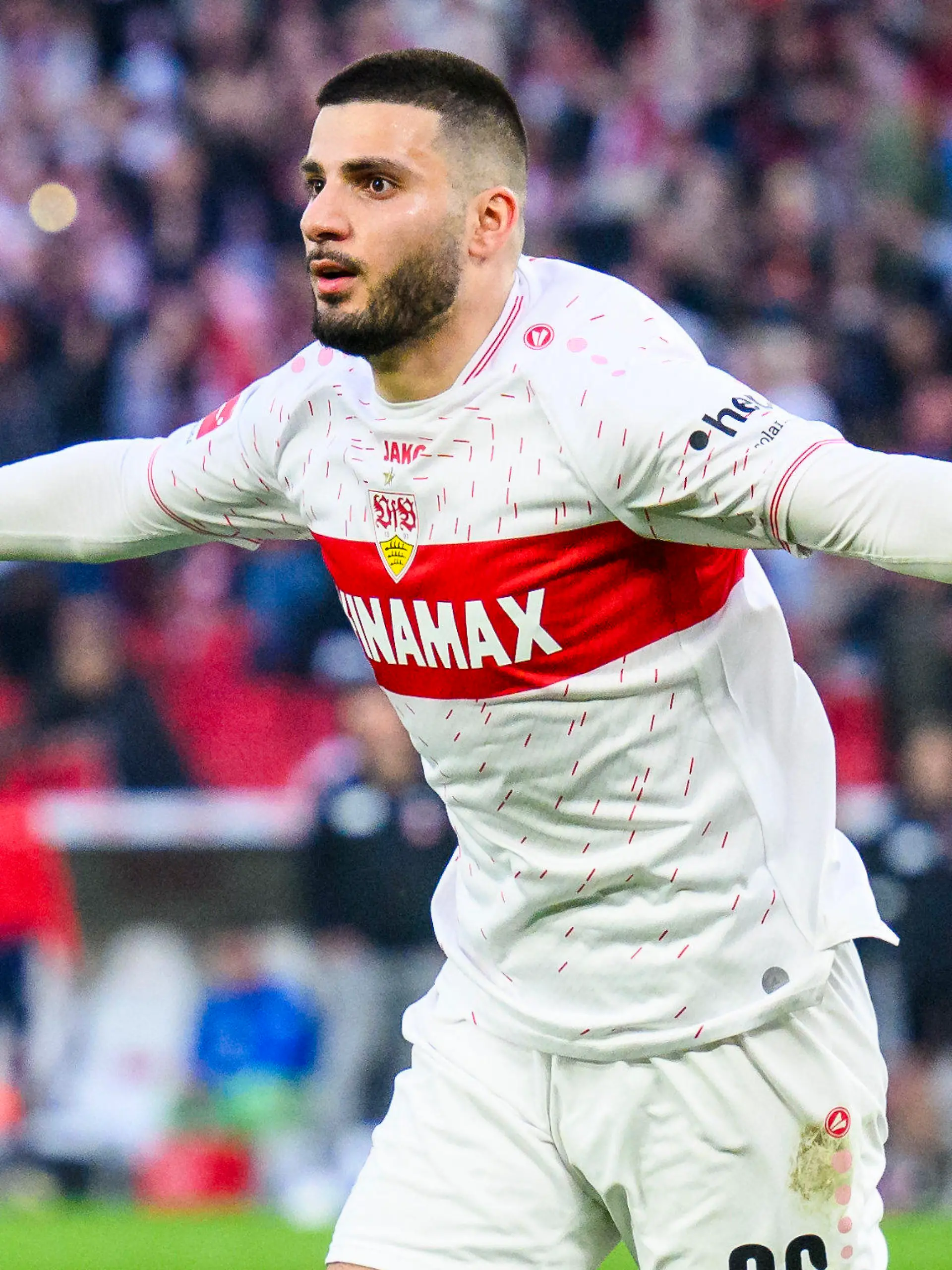 31.03.2024, Baden-Württemberg, Stuttgart: Fußball: Bundesliga, VfB Stuttgart - 1. FC Heidenheim, 27. Spieltag, MHPArena.  Stuttgarts Deniz Undav jubelt nach seinem Tor zum 3:3. Foto: Tom Weller/dpa - WICHTIGER HINWEIS: Gemäß den Vorgaben der DFL Deutsche Fußball Liga bzw. des DFB Deutscher Fußball-Bund ist es untersagt, in dem Stadion und/oder vom Spiel angefertigte Fotoaufnahmen in Form von Sequenzbildern und/oder videoähnlichen Fotostrecken zu verwerten bzw. verwerten zu lassen. +++ dpa-Bildfunk +++