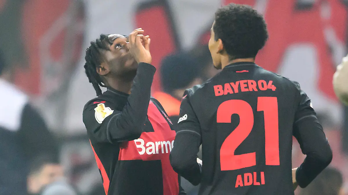 Jubel Jeremie FRIMPONG (r. LEV) nach seinem Tor zum 1:0, mit Amine ADLI (LEV) Gestik, Geste, Fussball DFB Pokal, Halbfinale, Bayer 04 Leverkusen (LEV) - Fortuna Duesseldorf (D), am 03.04.2024 in Leverkusen/ Deutschland. #DFB regulations prohibit any use of photographs as image sequences and/or quasi-video #