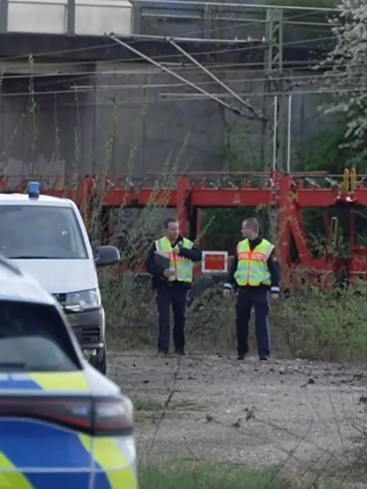 Am Donnerstag kollidiert ein Zug in Neumarkt in der Oberpfalz mit einer Person. Doch nicht alles deutet auf einen Unfall hin.