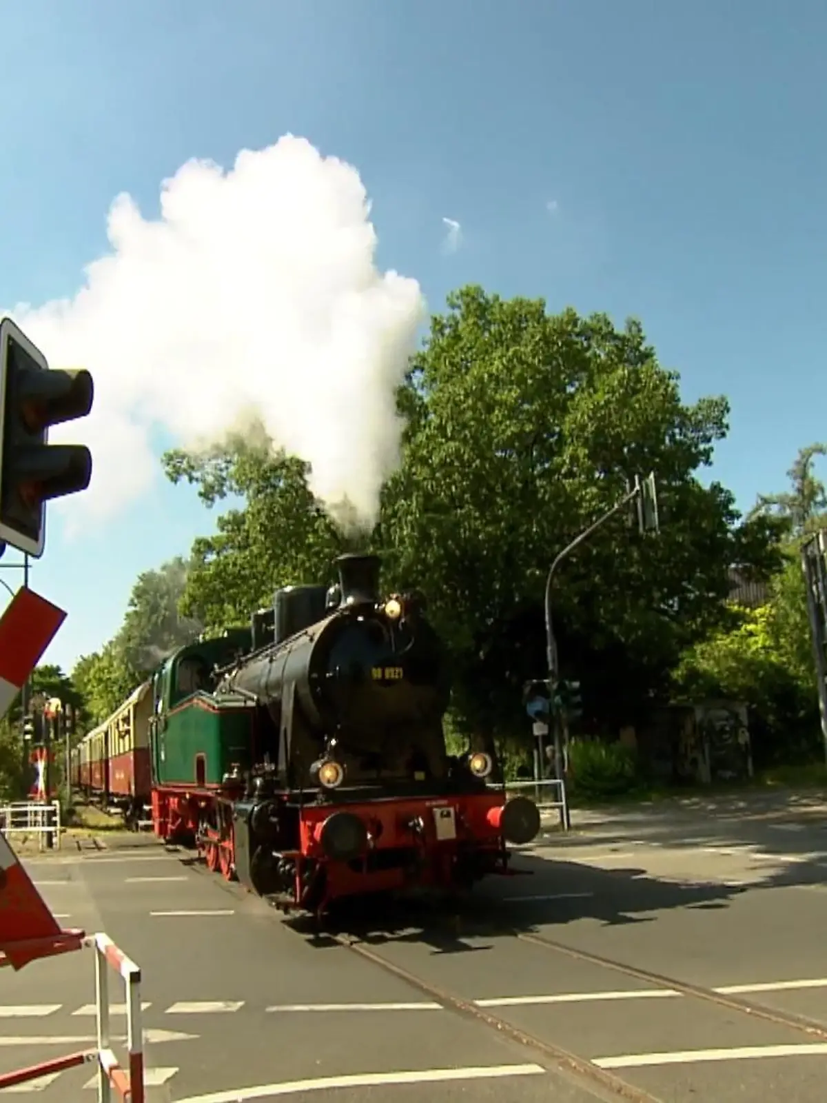 Zeit für eine kleine Reise in die frühen 50er Jahre: Damals wurden die Personenwagen der „Deutschen Bundesbahn“ noch meist von Dampfloks gezogen. Und es gab noch die sogenannte Holzklasse, mit Sitzen ohne Polster. In Krefeld fährt so eine Dampfeisenbahn heute noch. Jeden Sonntag im Sommer.