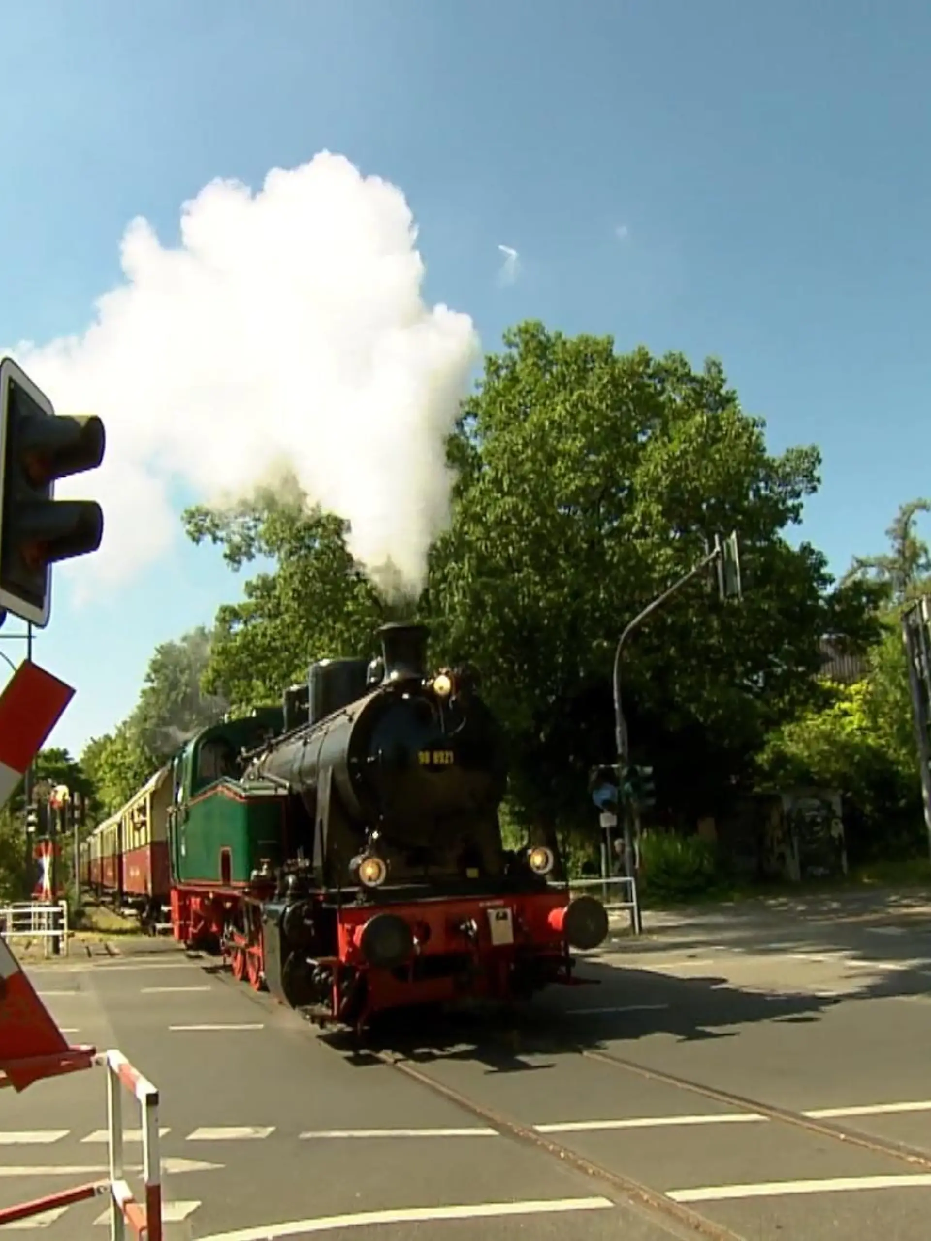 Zeit für eine kleine Reise in die frühen 50er Jahre: Damals wurden die Personenwagen der „Deutschen Bundesbahn“ noch meist von Dampfloks gezogen. Und es gab noch die sogenannte Holzklasse, mit Sitzen ohne Polster. In Krefeld fährt so eine Dampfeisenbahn heute noch. Jeden Sonntag im Sommer.