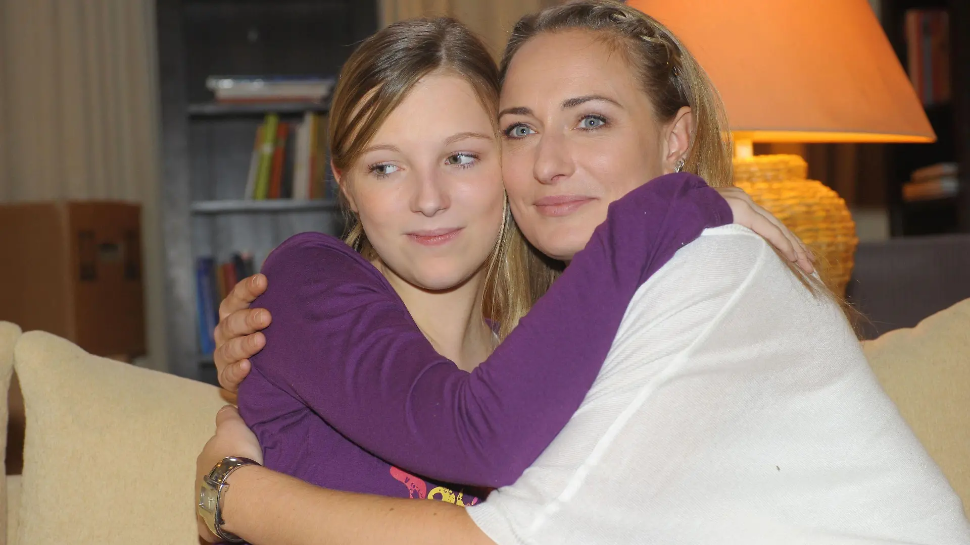 Lilly (Iris Mareike Steen, li.) und Maren (Eva Mona Rodekirchen) freuen sich auf das Weihnachtsfest in ihrer neuen Wohnung.

+++ Die Verwendung des sendungsbezogenen Materials ist nur mit dem Hinweis und Verlinkung auf RTL+ gestattet. +++