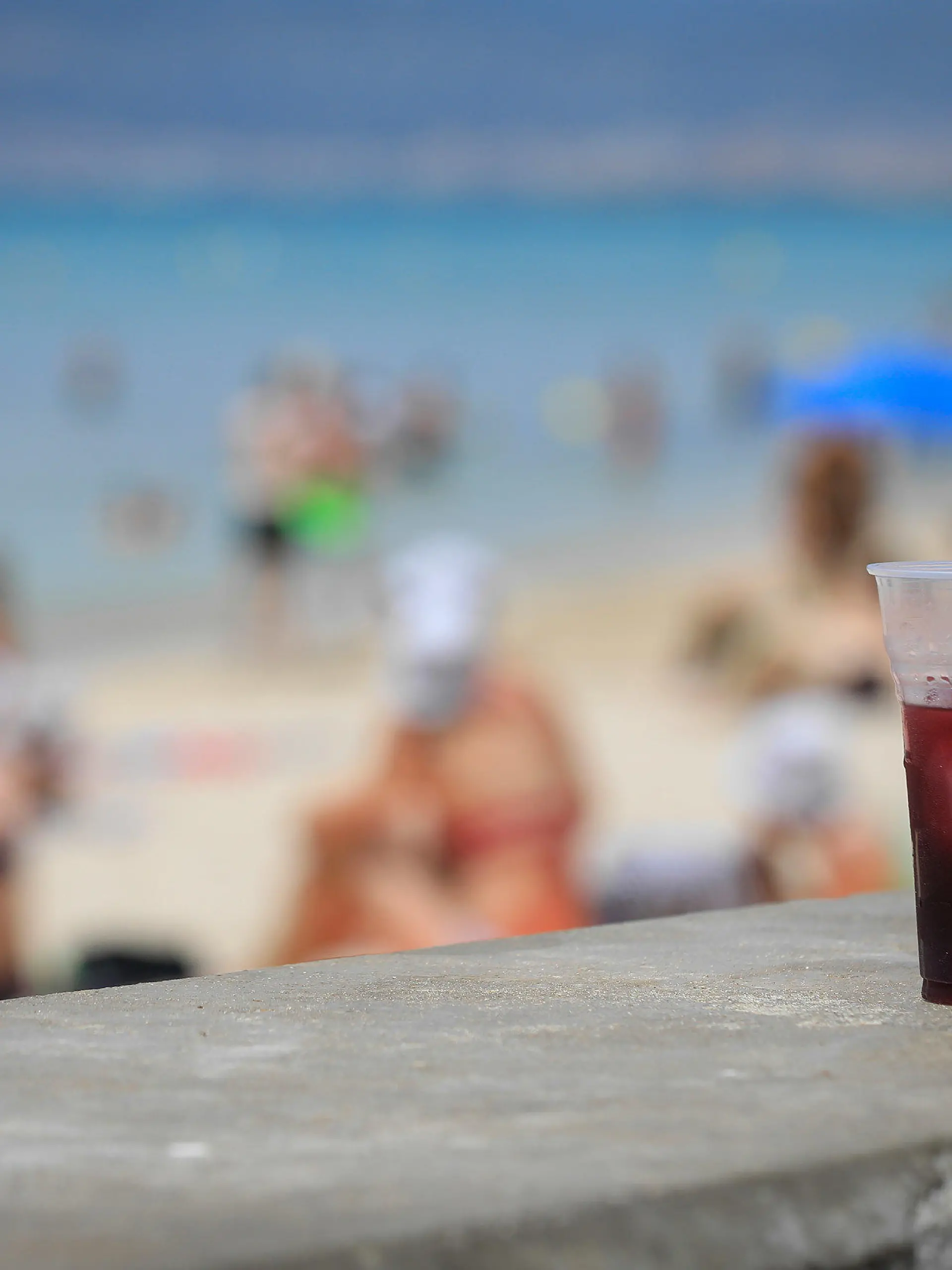 07.07.2023, Spanien, Palma: Ein Glas «Sangria» steht am Strand Arenal an einem warmen Sommertag. Die Party-Saison auf Mallorca ist im vollen Gange. Foto: Clara Margais/dpa +++ dpa-Bildfunk +++