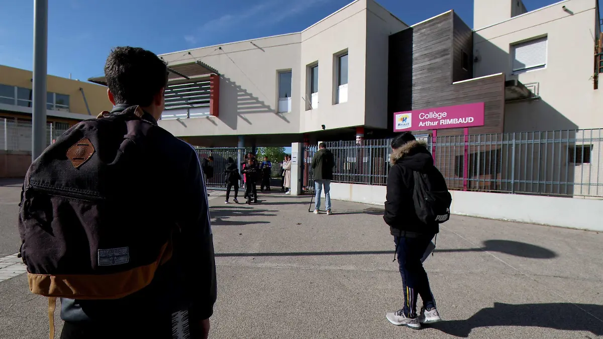 04.04.2024, Frankreich, Montpellier: Schüler kommen in der höheren Schule, College Arthur-Rimbaud, an, einen Tag nachdem ein 14-jähriges Mädchen außerhalb der Schule angegriffen wurde. Drei Minderjährige, von denen mindestens einer dieselbe Einrichtung besuchte, wurden wegen versuchten Mordes an einer Minderjährigen festgenommen, wie die Staatsanwaltschaft Montpellier in einer Pressemitteilung mitteilte. Foto: Pascal Guyot/AFP/dpa +++ dpa-Bildfunk +++