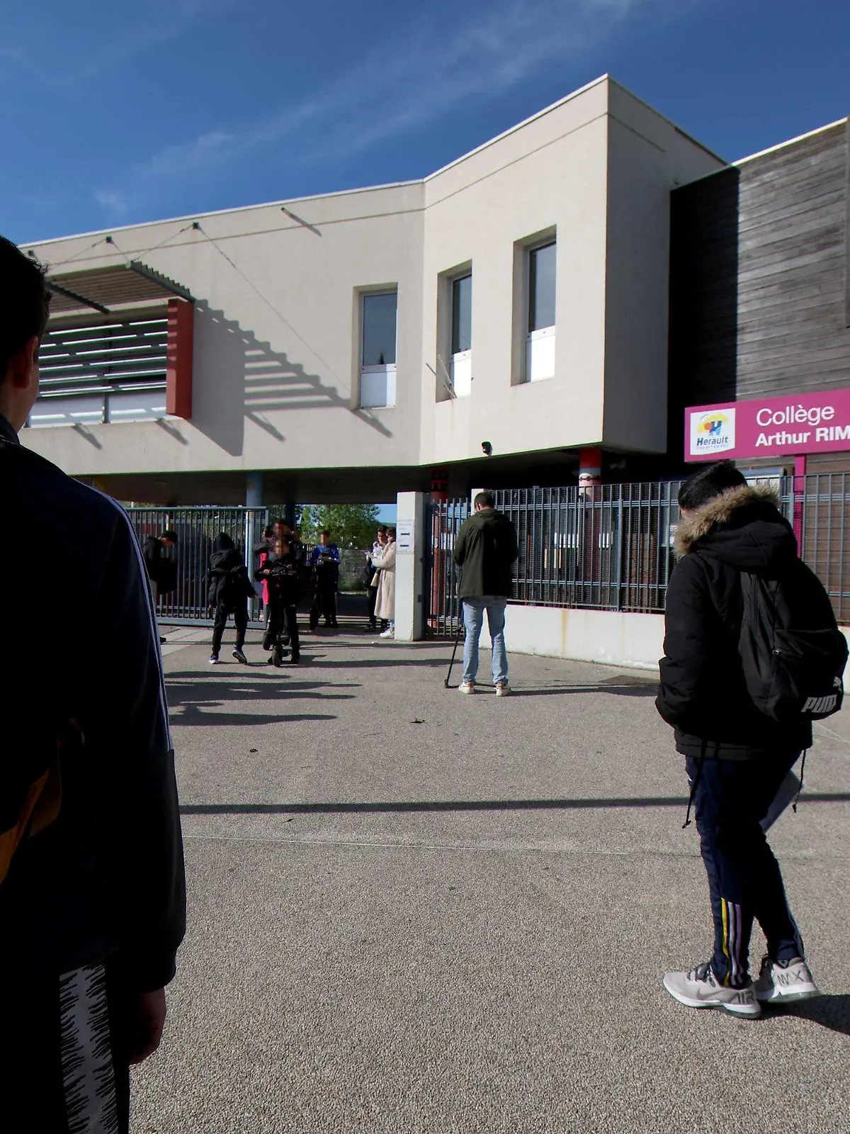 04.04.2024, Frankreich, Montpellier: Schüler kommen in der höheren Schule, College Arthur-Rimbaud, an, einen Tag nachdem ein 14-jähriges Mädchen außerhalb der Schule angegriffen wurde. Drei Minderjährige, von denen mindestens einer dieselbe Einrichtung besuchte, wurden wegen versuchten Mordes an einer Minderjährigen festgenommen, wie die Staatsanwaltschaft Montpellier in einer Pressemitteilung mitteilte. Foto: Pascal Guyot/AFP/dpa +++ dpa-Bildfunk +++