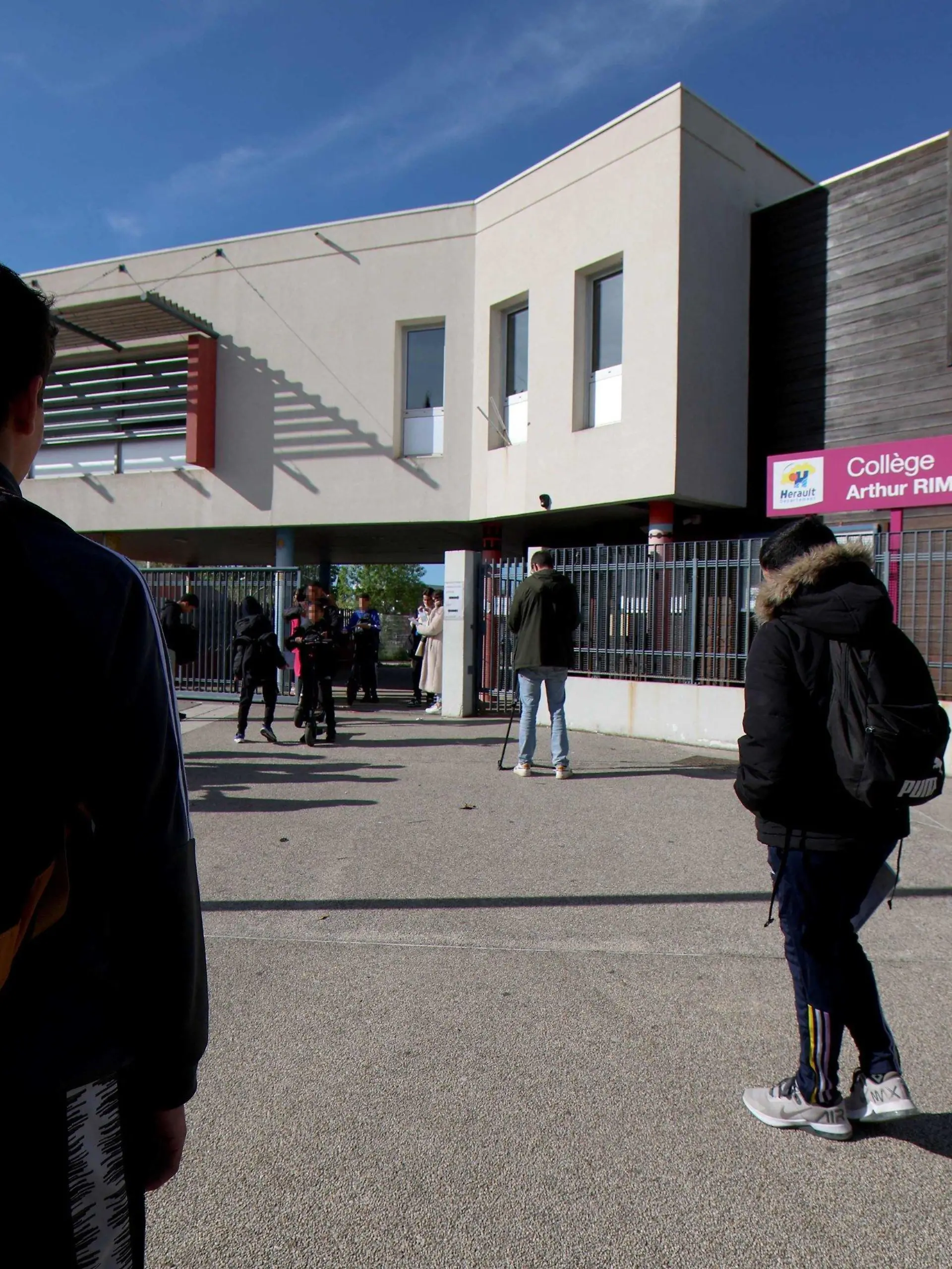 04.04.2024, Frankreich, Montpellier: Schüler kommen in der höheren Schule, College Arthur-Rimbaud, an, einen Tag nachdem ein 14-jähriges Mädchen außerhalb der Schule angegriffen wurde. Drei Minderjährige, von denen mindestens einer dieselbe Einrichtung besuchte, wurden wegen versuchten Mordes an einer Minderjährigen festgenommen, wie die Staatsanwaltschaft Montpellier in einer Pressemitteilung mitteilte. Foto: Pascal Guyot/AFP/dpa +++ dpa-Bildfunk +++