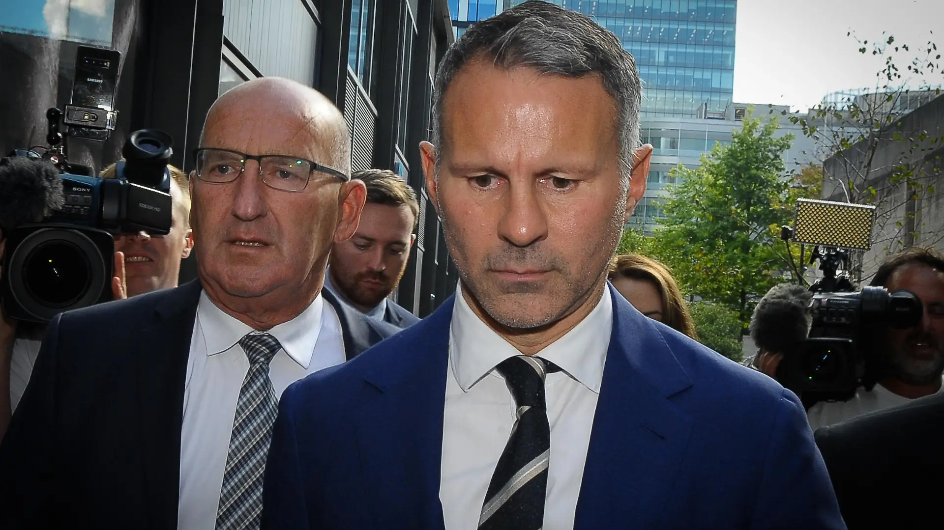 Ryan Giggs left court this afternoon as jury was discharged after failing to reach verdict. Ryan Giggs was seen smiling and hugging his lawyer after they departed.
Pictured: Ryan Giggs
Ref: SPL5336576 310822 NON-EXCLUSIVE
Picture by: KIERAN / SplashNews.com
World Rights,