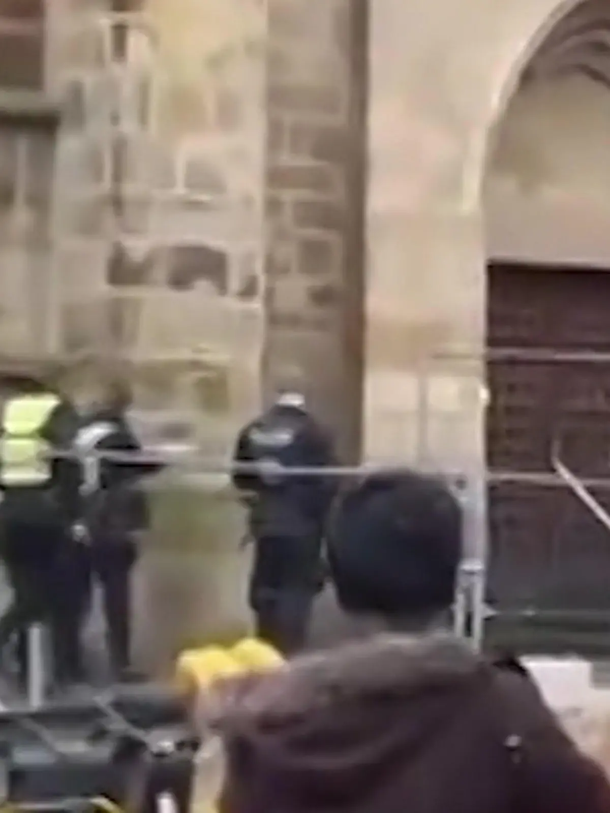 War es Notwehr oder nicht? Diese Frage muss jetzt geklärt werden, nachdem ein Polizist in Dortmund einen Obdachlosen erschossen hat.  Der 52-Jährige hatte zuvor mit einer  großen Eisenstange randaliert. Ein Video von dem Vorfall lässt wichtige Fragen offen.