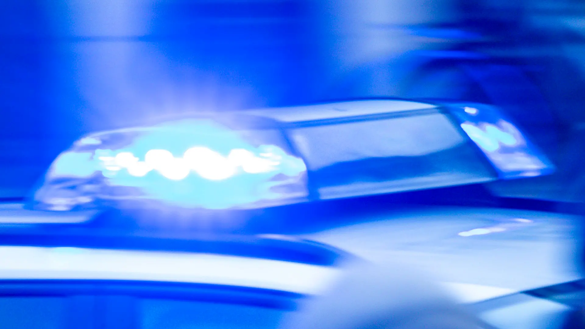 ARCHIV - 10.02.2024, Mecklenburg-Vorpommern, Rostock: Ein Streifenwagen der Polizei ist mit Blaulicht im Einsatz. (zu dpa: «Polizei: Motorradfahrer rast mit 150 km/h durch Rostock») Foto: Jens Büttner/dpa +++ dpa-Bildfunk +++