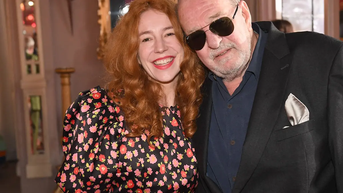 Der Musikproduzent Ralph Siegel und seine Frau Laura zeigten sich beim 85. Geburtstag von H. Markwort.