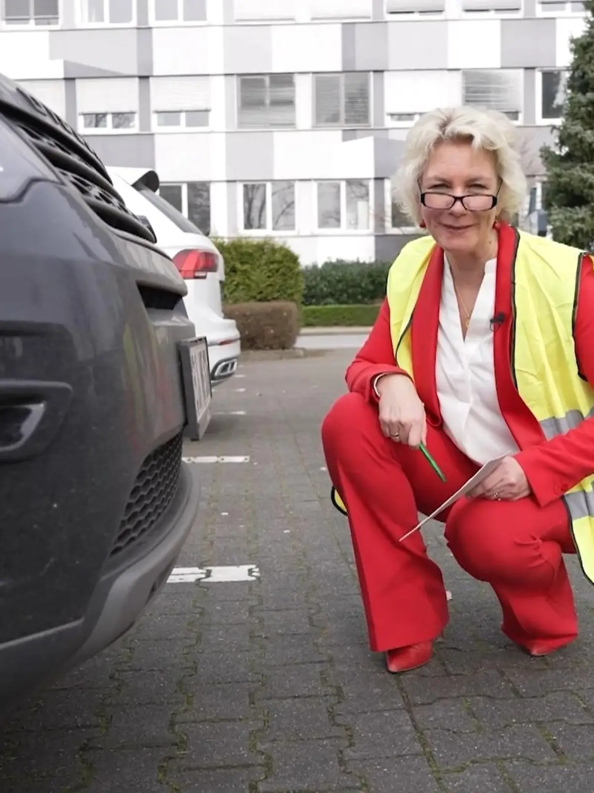 Petzen sind sehr unbeliebt! Das erfährt aktuell auch der selbsternannte Anzeigenhauptmeister Niclas Matthei. Der 18-Jährige meldet Falschparker hobbymäßig beim Ordnungsamt. Doch ist das überhaupt erlaubt? Und mit welcher Handlung macht man sich in so einem Fall strafbar? Rechtsanwältin Nicole Mutschke erklärt, was beim Petzen erlaubt ist – und was nicht. 