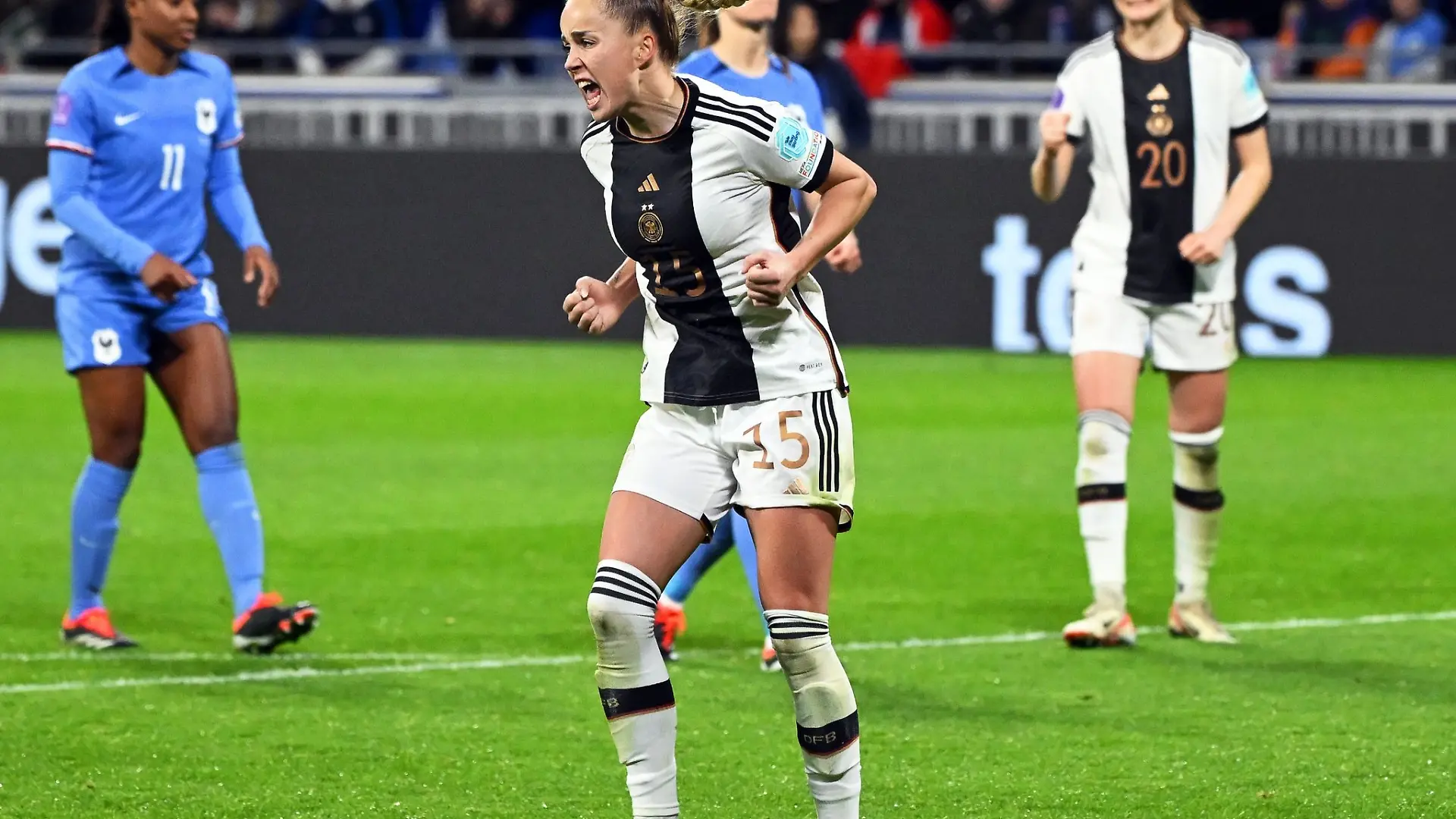 Deutschlands Giulia Gwinn (M) jubelt nach ihrem Treffer zum 1:2 vom Elfmeterpunkt.
