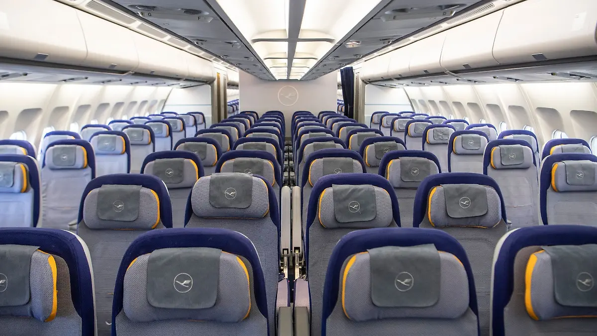 Bereit für den ersten Flug nach monatelanger Pause ist die Kabine dieser bislang geparkten Passagiermaschine der Lufthansa.