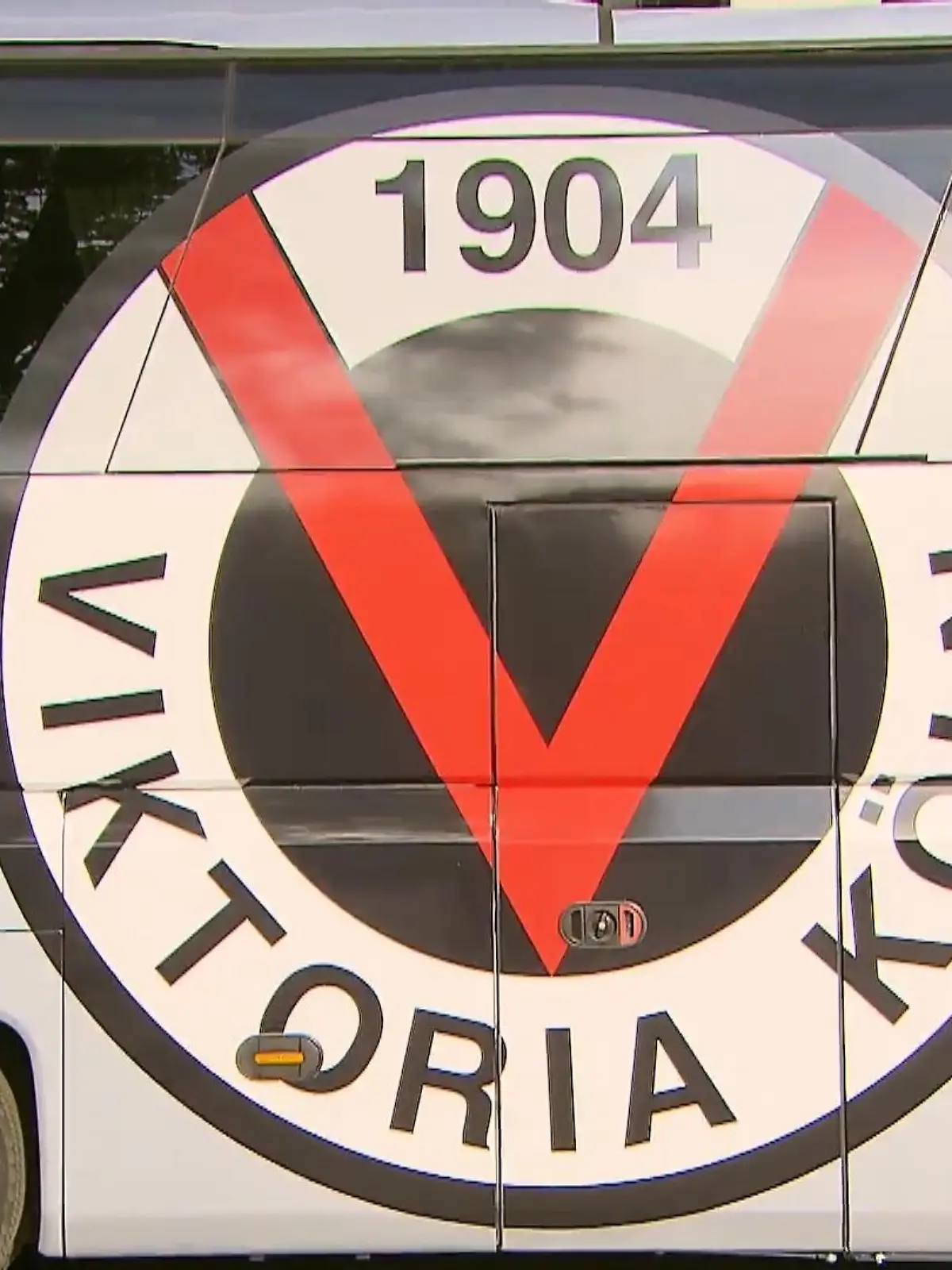 Heute Abend spielt Fußball-Drittligist Viktoria Köln gegen den großen FC Bayern. In der ersten Runde des DFB-Pokals. Das einzige Tor für die Viktoria gegen die Bayern schoss ein gewisser Bernhard Ochmann vor fast 43 Jahren. Und genau dieser Mann wollte heute unbedingt zum Spiel. Bekam aber keine Karte mehr…bis RTL WEST aushalf.