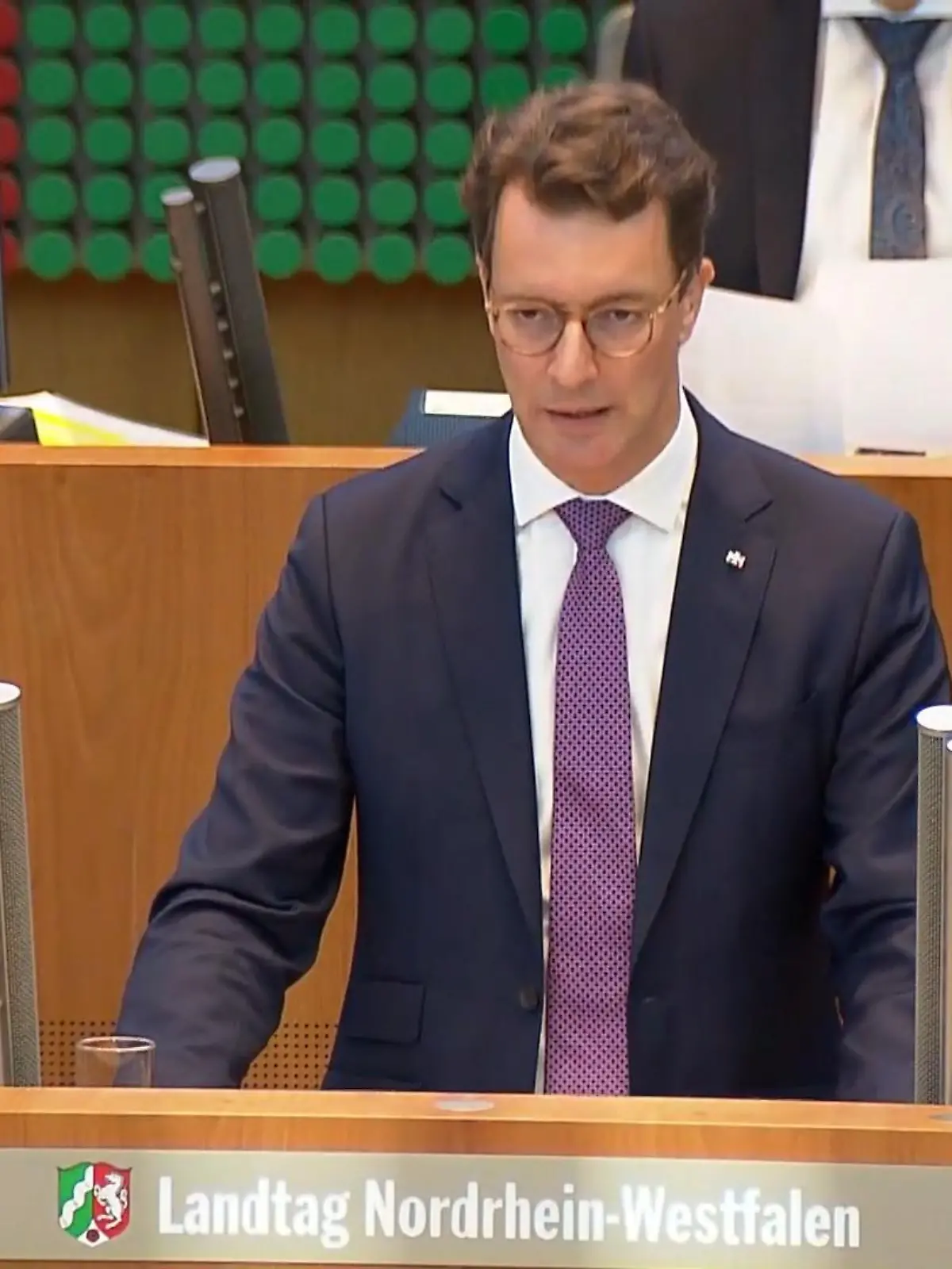 Seit heute Morgen fließt über die Ostseepipeline Nord Stream 1 kein Gas mehr nach Deutschland. Der Grund: Angeblich wieder Wartungsarbeiten. Wie geht es hier in NRW bei uns in den kommenden Monaten weiter? Auch darum ging es heute in Düsseldorf. Ministerpräsident Hendrik Wüst gab seine Regierungserklärung ab.