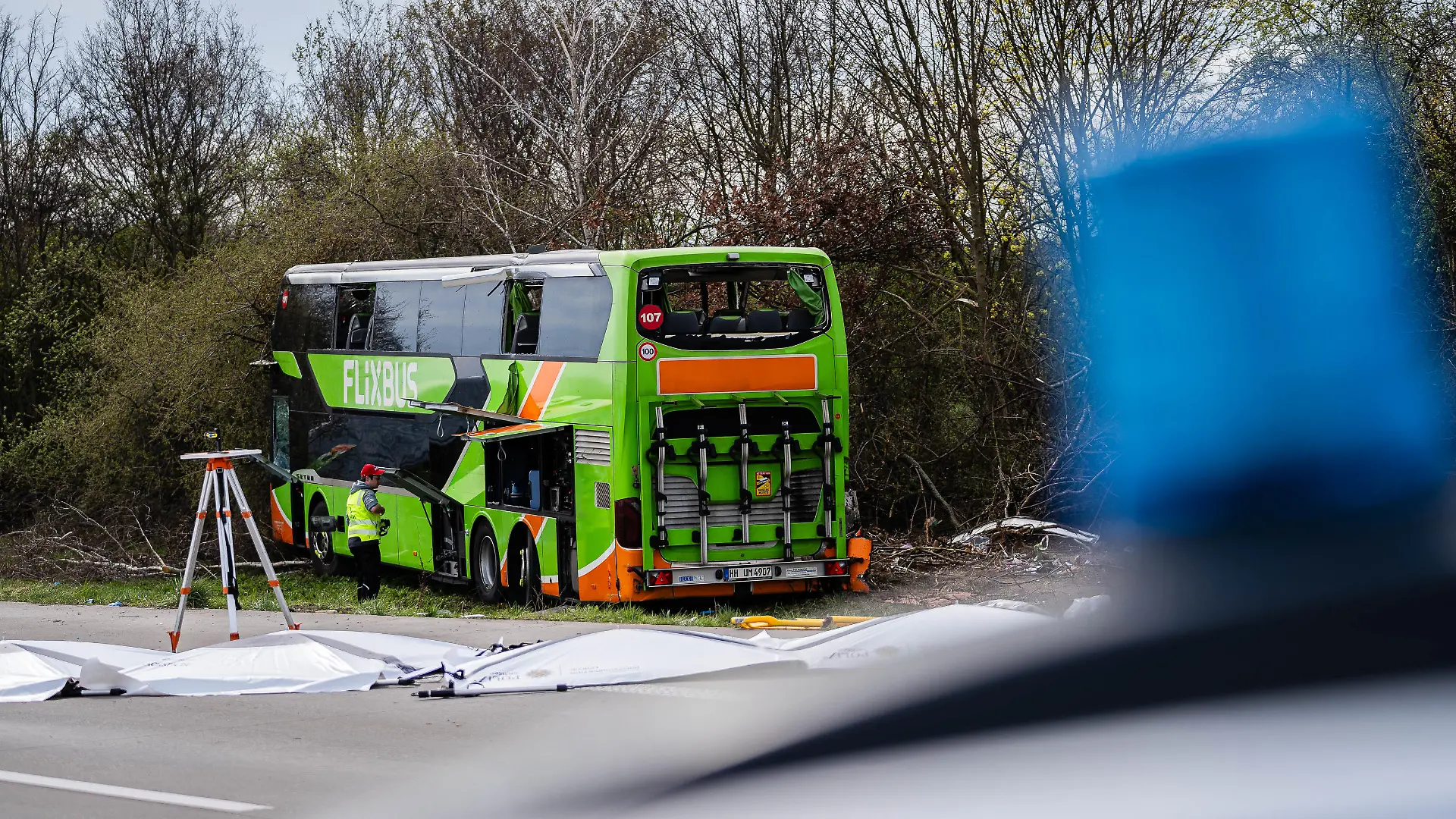 Datum: 27.03.24 / Ort: BAB9/Leipzig
Horror-Unfall in Sachsen! Auf der A9 bei Leipzig zwischen Wiedemar und dem Schkeuditzer Kreuz ist ein Reisebus verunglückt, offenbar handelt es sich um einen Flixbus. Rettungskräfte befinden sich im Großeinsatz.
Das Unglück geschah gegen 9:45 Uhr, der Reisebus kam aus bislang unbekannter Ursache von der Fahrbahn ab, kippte um. Es gibt mehrere Schwerverletzte und Eingeklemmte -offenbar sogar mehrere Todesopfer.
Die Autobahn ist in beiden Fahrtrichtungen voll gesperrt. Nach Reporterinformationen sind mindestens vier Rettungshubschrauber im Einsatz. Die Polizei Sachsen auf X (früher Twitter): "Bitte die Rettungsgasse freihalten!"