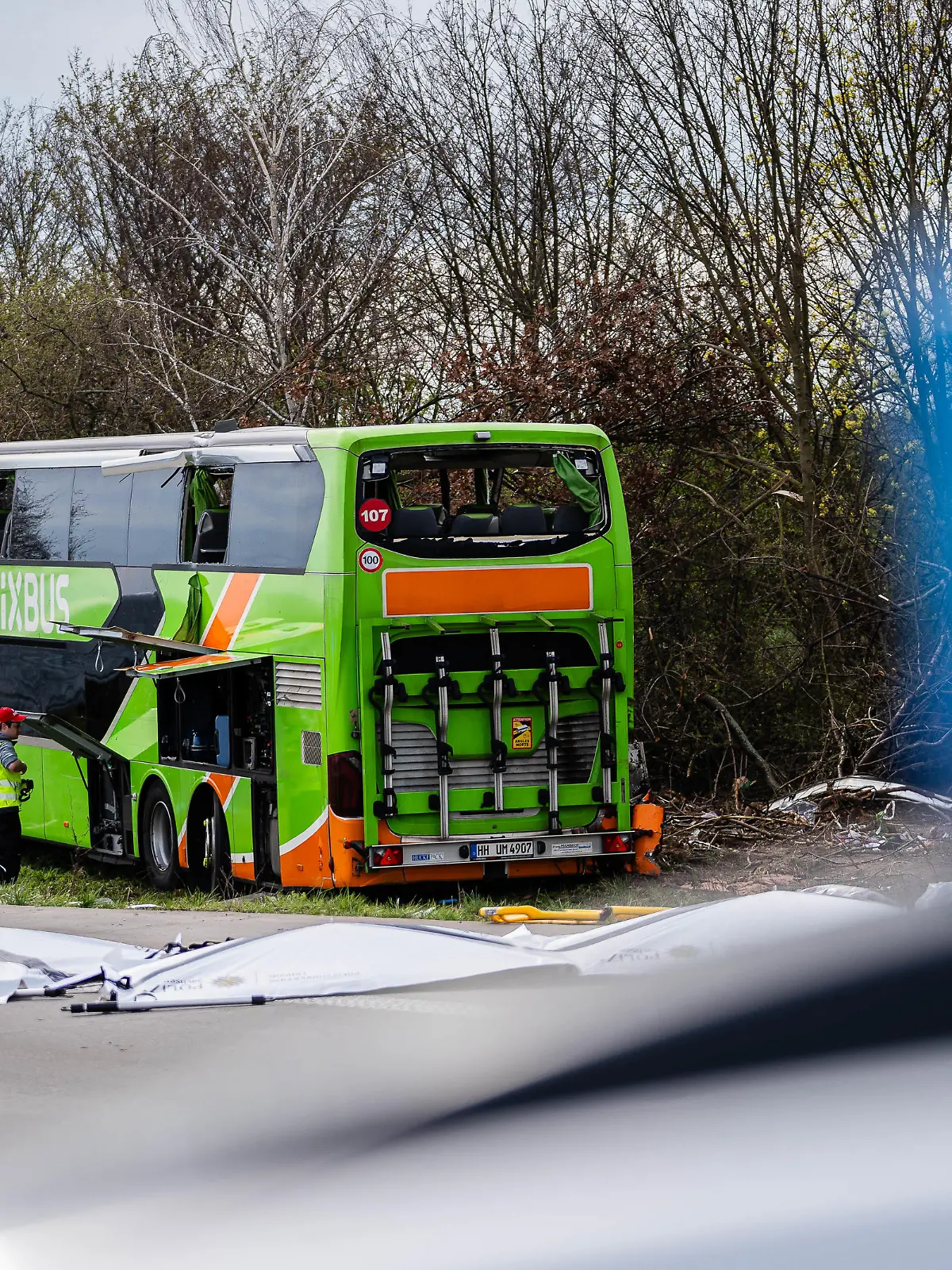 Datum: 27.03.24 / Ort: BAB9/Leipzig
Horror-Unfall in Sachsen! Auf der A9 bei Leipzig zwischen Wiedemar und dem Schkeuditzer Kreuz ist ein Reisebus verunglückt, offenbar handelt es sich um einen Flixbus. Rettungskräfte befinden sich im Großeinsatz.
Das Unglück geschah gegen 9:45 Uhr, der Reisebus kam aus bislang unbekannter Ursache von der Fahrbahn ab, kippte um. Es gibt mehrere Schwerverletzte und Eingeklemmte -offenbar sogar mehrere Todesopfer. 
Die Autobahn ist in beiden Fahrtrichtungen voll gesperrt. Nach Reporterinformationen sind mindestens vier Rettungshubschrauber im Einsatz. Die Polizei Sachsen auf X (früher Twitter): "Bitte die Rettungsgasse freihalten!"