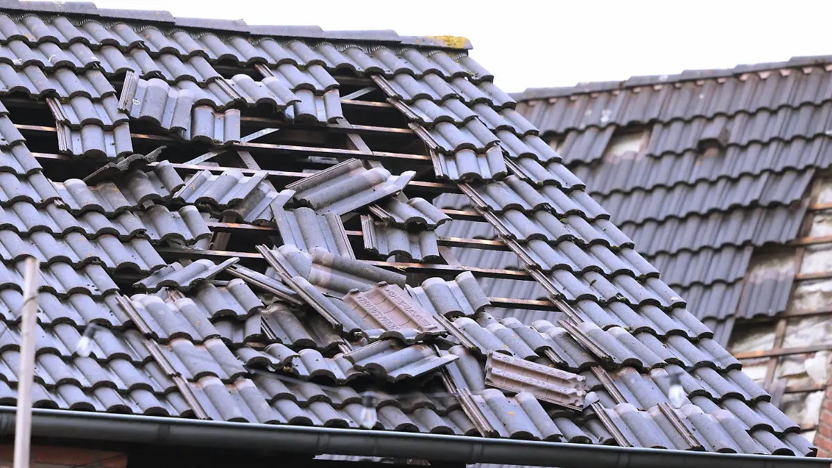 05.04.2024, Nordrhein-Westfalen, Korschenbroich: Ein beschädigtes Dach in Korschenbroich. In Korschenbroich bei Mönchengladbach hat am Donnerstag möglicherweise ein Tornado ungefähr 20 Häuser beschädigt. Foto: David Young/dpa +++ dpa-Bildfunk +++