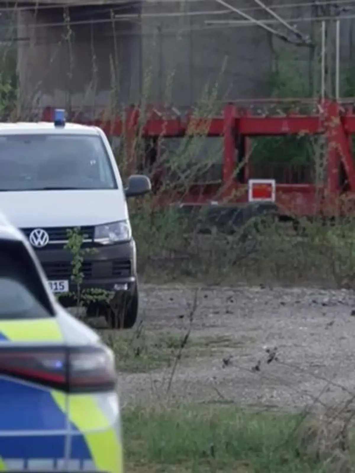 Polizisten stehen an einer Unfallstelle.