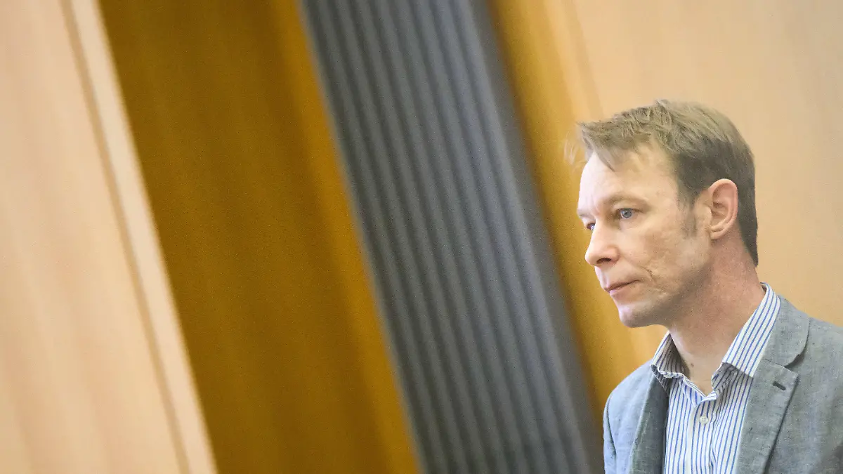 03.04.2024, Niedersachsen, Braunschweig: Der Angeklagte Christian B. steht im Gerichtssaal im Landgericht Braunschweig. Christian B. werden drei Fälle schwerer Vergewaltigung und zwei Fälle des sexuellen Missbrauchs von Kindern in Portugal vorgeworfen. Ermittler verdächtigen den Deutschen auch im Fall Maddie. Foto: Julian Stratenschulte/dpa Pool/dpa +++ dpa-Bildfunk +++