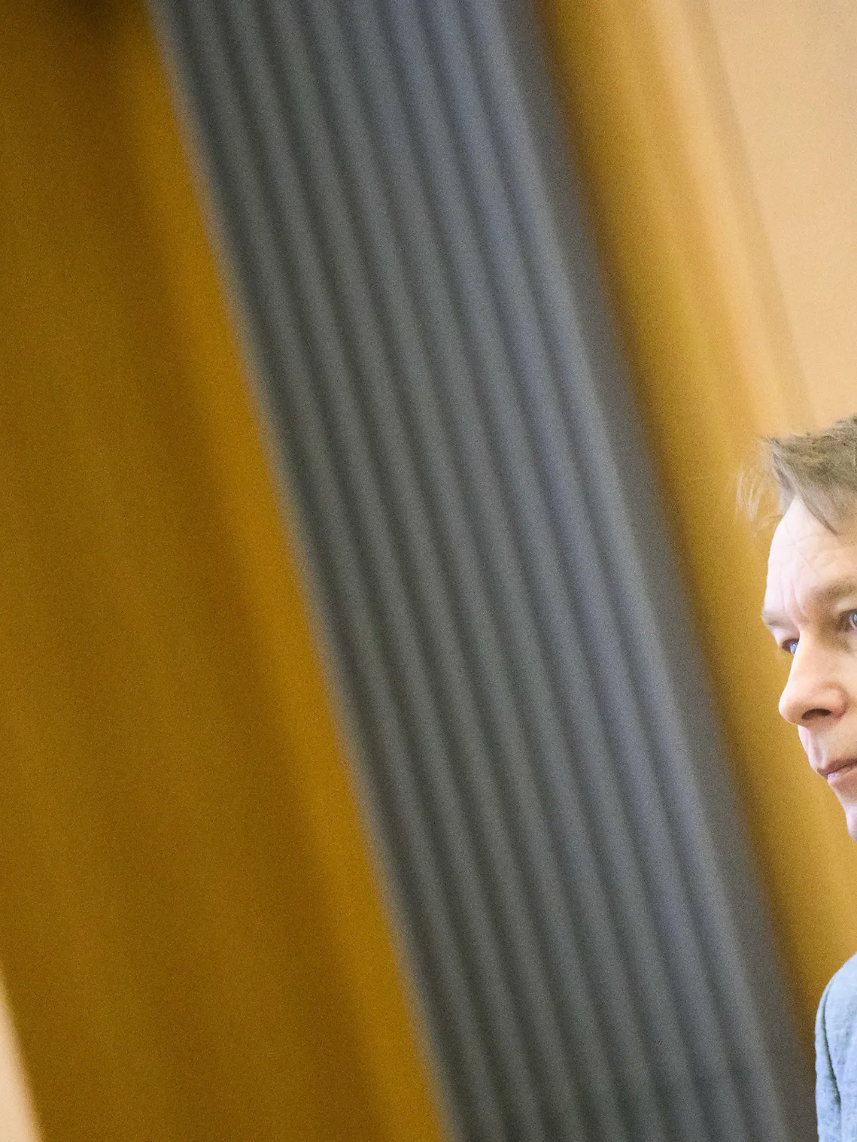 03.04.2024, Niedersachsen, Braunschweig: Der Angeklagte Christian B. steht im Gerichtssaal im Landgericht Braunschweig. Christian B. werden drei Fälle schwerer Vergewaltigung und zwei Fälle des sexuellen Missbrauchs von Kindern in Portugal vorgeworfen. Ermittler verdächtigen den Deutschen auch im Fall Maddie. Foto: Julian Stratenschulte/dpa Pool/dpa +++ dpa-Bildfunk +++