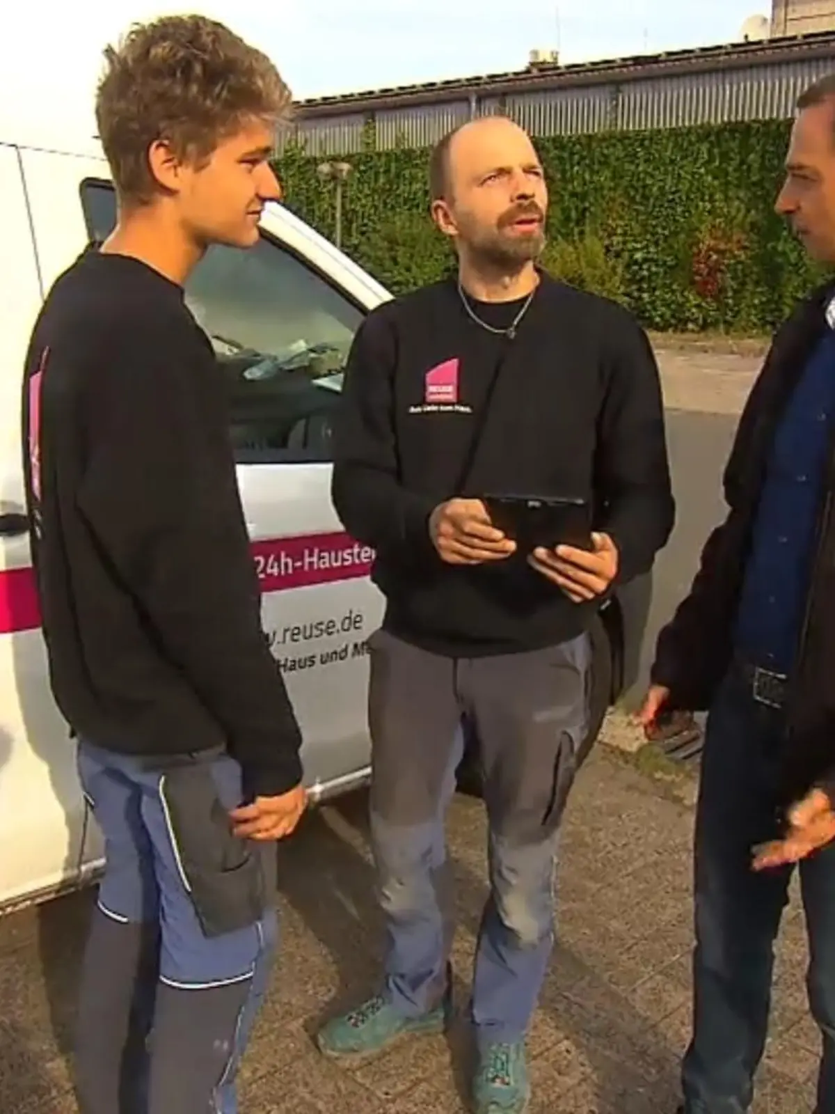 Nur vier Tage in der Woche arbeiten – ein Traum! In diesem Handwerksunternehmen ist dieser Traum schon jetzt Realität. Der kaufmännische Angestellte Patrick Schlag aus Kassel arbeitet bei "Reuse Haustechnik" neuerdings nämlich nur noch vier statt fünf Mal in der Woche. Freitags hat der 32-Jährige frei. Wie sich das Konzept so macht und ob es sich rechnet, erfahrt ihr im Video.