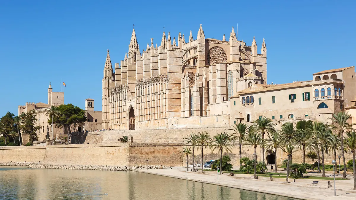 Kathedrale Catedral de Palma de Mallorca La Seu Kirche Architektur Urlaub Reise reisen in Spanien Palma de Mallorca, Spanien - 20. Oktober 2021: Kathedrale Catedral de Palma La Seu Kirche Architektur Urlaub Reise reisen in Palma de Mallorca, Spanien. *** Cathedral Catedral de Palma de Mallorca La Seu Church Architecture Vacation Travel Travel in Spain Palma de Mallorca, Spain 20 October 2021 Cathedral Catedral de Palma La Seu Church Architecture Vacation Travel Travel in Palma de Mallorca, Spain