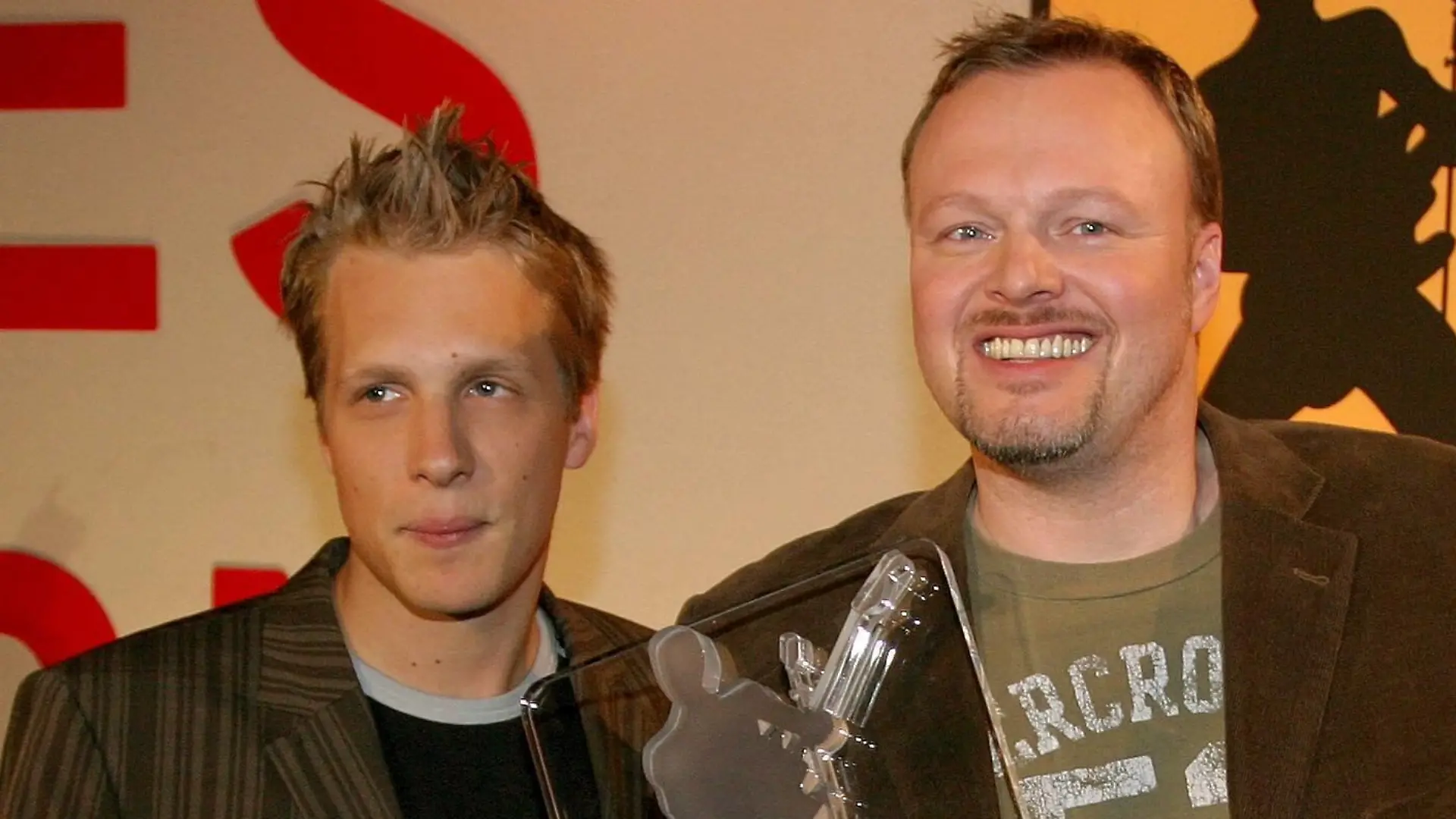 Bildnummer: 50676451 Datum: 11.02.2005 Copyright: imago/T-F-Foto
V.r.n.l.: Moderatoren Annette Frier, Stefan Raab und Oliver Pocher (alle GER) mit Trophäe während des Pressetermins zum Bundesvision Song Contest 2005 in Oberhausen, Personen , optimistisch , Objekte , Harmonie; 2005, Oberhausen, , Song Contest, Pressetermin, TV, Moderator, Moderatoren, Fernsehmoderator, Fernsehmoderatoren, Musiker, Sänger, Musikproduzenten, Musikproduzent, Produzenten, Produzent, Fernsehmoderatorin, Moderatorin, Comedy, Komiker, Komikerin, Comedian, Comedians, Trophäen, Anette, lächeln, lächelnd, lächelt; , quer, Kbdig, Gruppenbild, close, Musik, Kunst, Deutschland, Randbild, People
