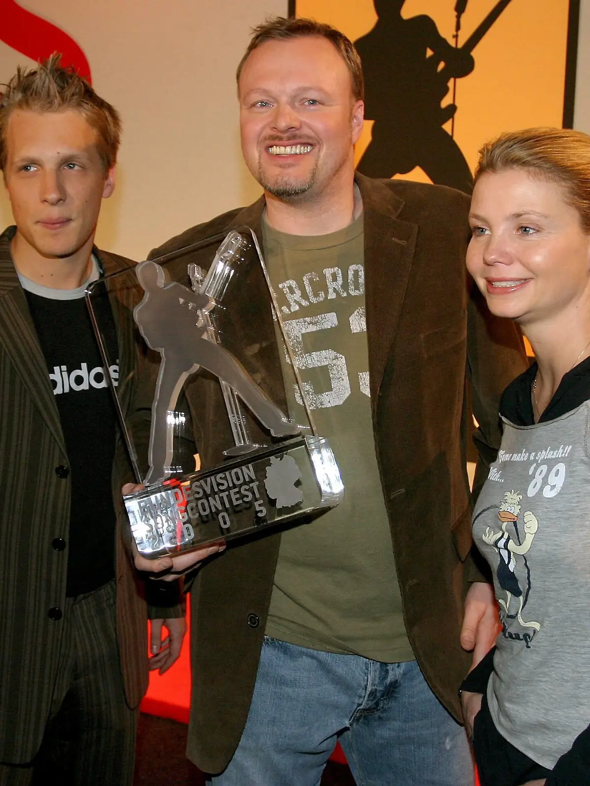 Bildnummer: 50676451  Datum: 11.02.2005  Copyright: imago/T-F-Foto
V.r.n.l.: Moderatoren Annette Frier, Stefan Raab und Oliver Pocher (alle GER) mit Trophäe während des Pressetermins zum Bundesvision Song Contest 2005 in Oberhausen, Personen , optimistisch , Objekte , Harmonie; 2005, Oberhausen, , Song Contest, Pressetermin, TV, Moderator, Moderatoren, Fernsehmoderator, Fernsehmoderatoren, Musiker, Sänger, Musikproduzenten, Musikproduzent, Produzenten, Produzent, Fernsehmoderatorin, Moderatorin, Comedy, Komiker, Komikerin, Comedian, Comedians, Trophäen, Anette, lächeln, lächelnd, lächelt; , quer, Kbdig, Gruppenbild, close, Musik, Kunst, Deutschland, Randbild, People