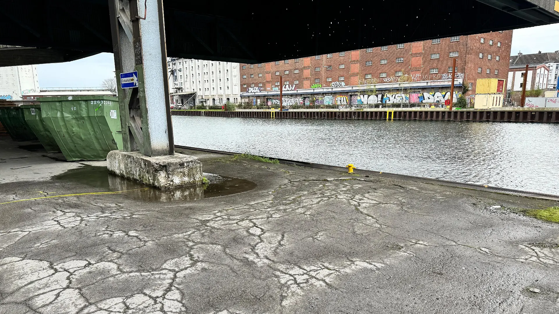 Im Dortmunder Hafen trafen die Jugendlichen wohl zufällig auf ihr Opfer.