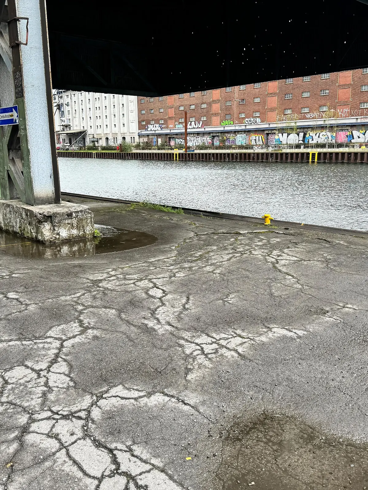 Im Dortmunder Hafen trafen die Jugendlichen wohl zufällig auf ihr Opfer.