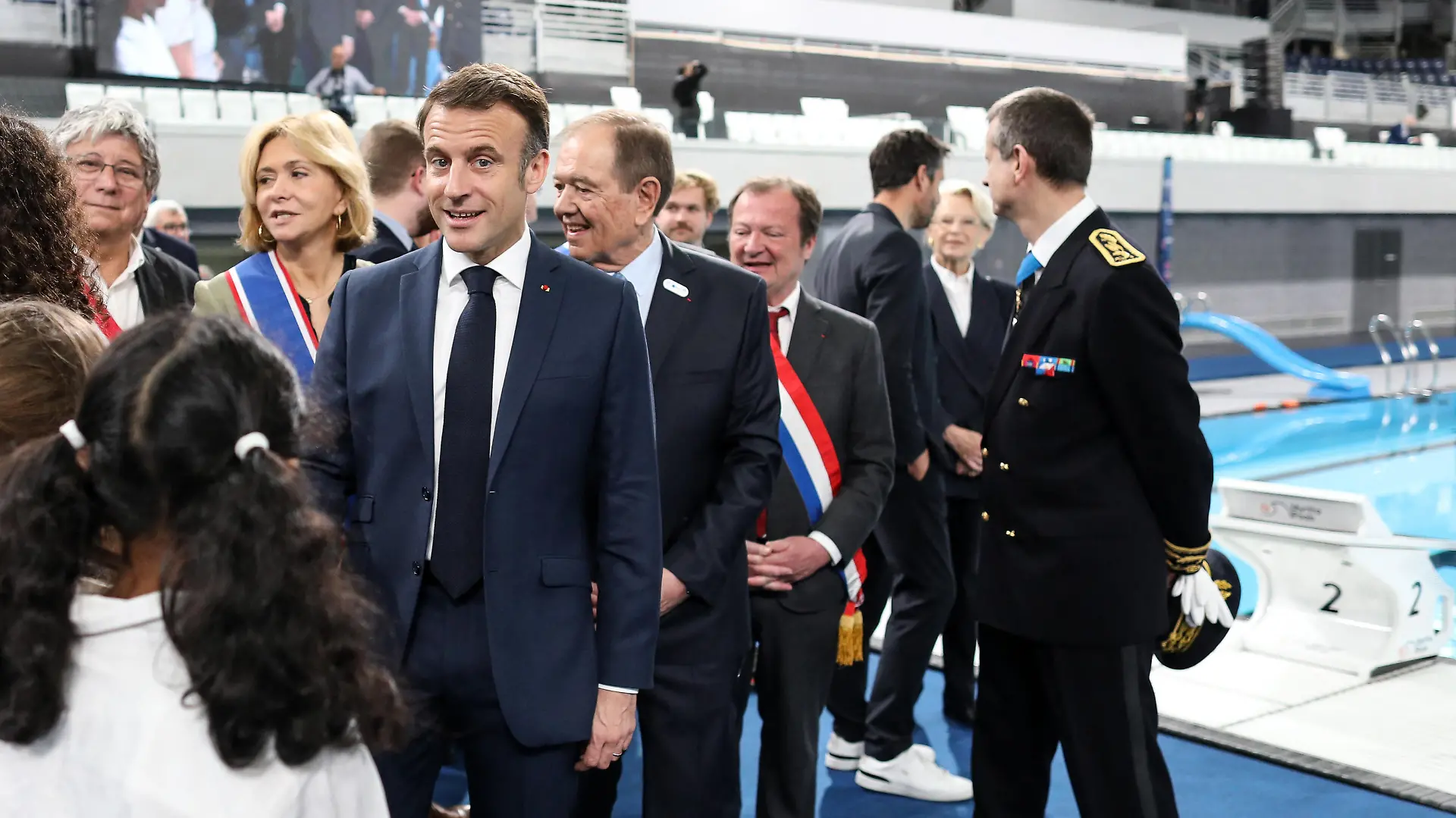Le président français, Emmanuel Macron accompagné de Eric Coquerel, Patrick Ollier et Valérie Pecresse inaugure le centre aquatique olympique (CAO) à Saint-Denis, Seine Saint-Denis, le 4 avril 2024, à quatre mois de louverture des Jeux olympiques et paralympiques Paris 2024. © Stéphane Lemouton/Bestimage French President Emmanuel Macron during the inauguration of the Olympic aquatics centre (CAO), a multifunctional venue for the Paris 2024 Olympics, in Saint-Denis, France, on April 4, 2024. / action press