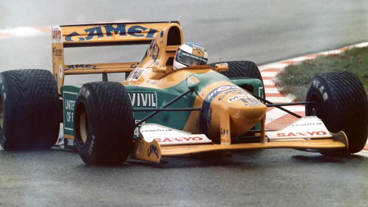 Der deutsche Formel-1-Rennfahrer Michael Schumacher fährt in seinem Benetton Ford in eine Kurve (Archivbild vom m 30.08.1992). Ein Jahr nach seinem Formel-1-Debüt gewinnt der Kerpener im belgischen Spa-Francorchamps bei regennasser Fahrbahn seinen ersten Grand Prix. dpa (zu dpa-Korr.-Bericht: "Vom Mechaniker zum Superstar: Zehn Jahre Schumacher in der Formel 1" am 28.08.2001)