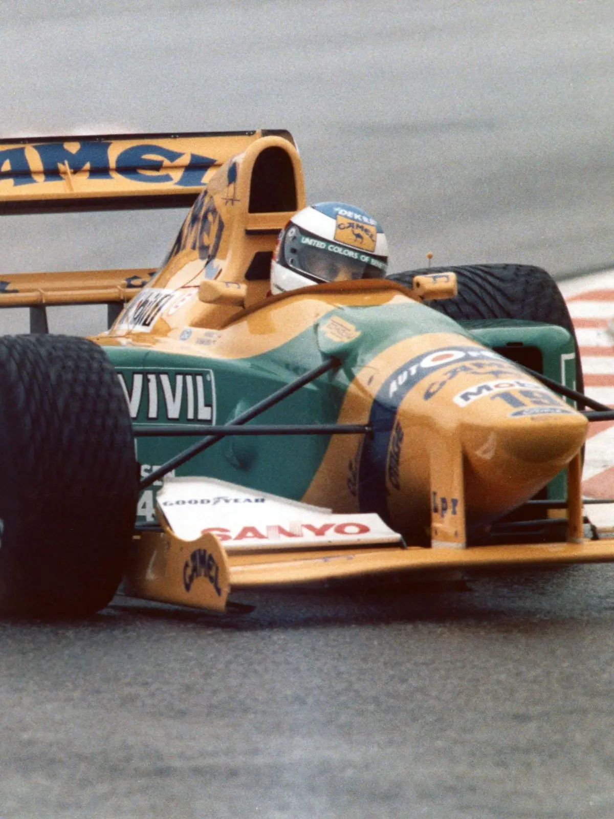 Der deutsche Formel-1-Rennfahrer Michael Schumacher fährt in seinem Benetton Ford in eine Kurve (Archivbild vom m 30.08.1992). Ein Jahr nach seinem Formel-1-Debüt gewinnt der Kerpener im belgischen Spa-Francorchamps bei regennasser Fahrbahn seinen ersten Grand Prix. dpa (zu dpa-Korr.-Bericht: "Vom Mechaniker zum Superstar: Zehn Jahre Schumacher in der Formel 1" am 28.08.2001)