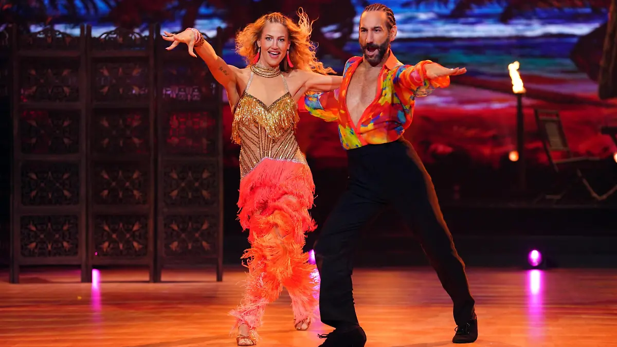Lulu und Massimo Sinató tanzen Samba. 

+++ Die Verwendung des sendungsbezogenen Materials ist nur mit dem Hinweis und Verlinkung auf RTL+ gestattet. +++
