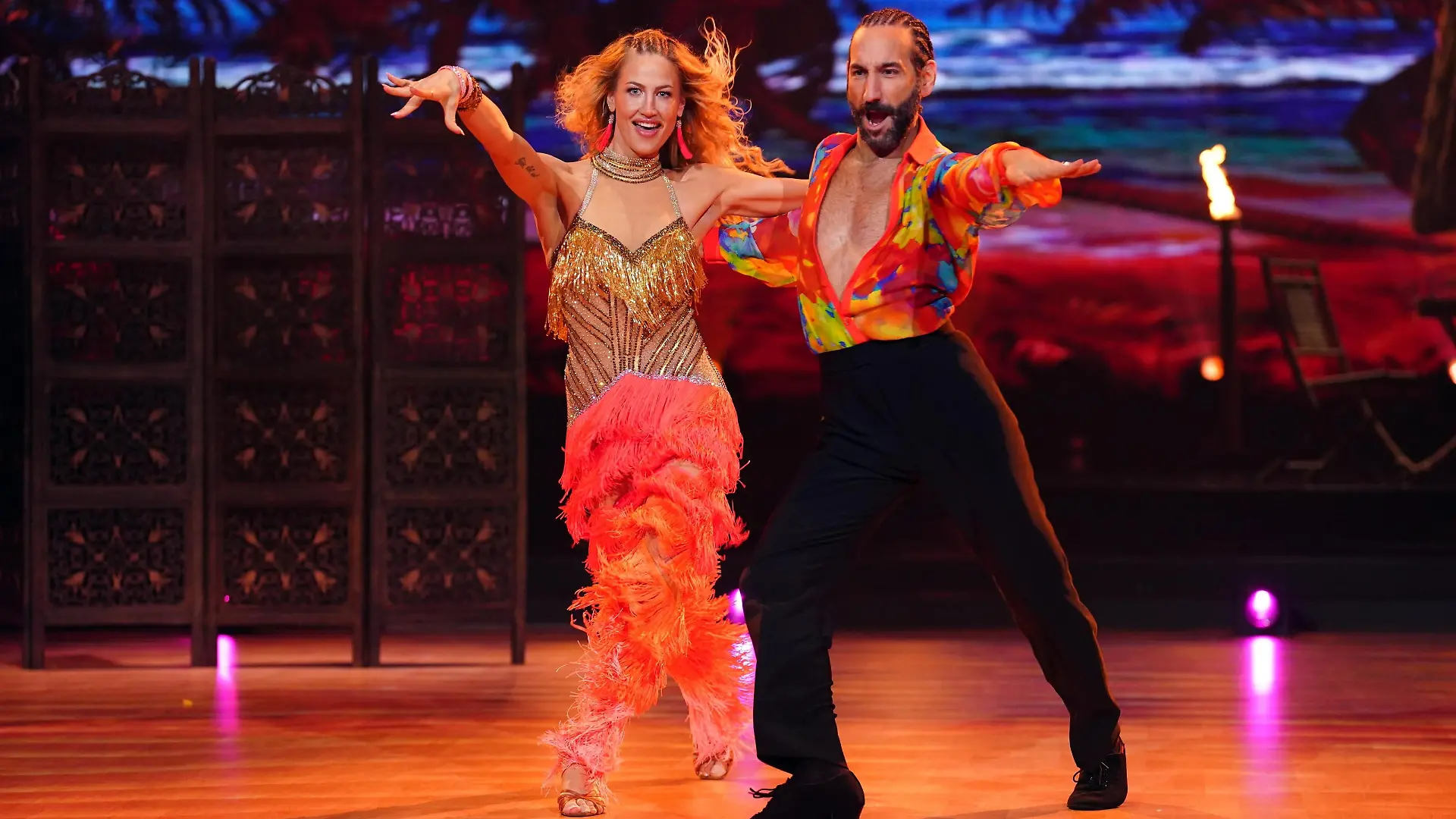 Lulu und Massimo Sinató tanzen Samba.
+++ Die Verwendung des sendungsbezogenen Materials ist nur mit dem Hinweis und Verlinkung auf RTL+ gestattet. +++