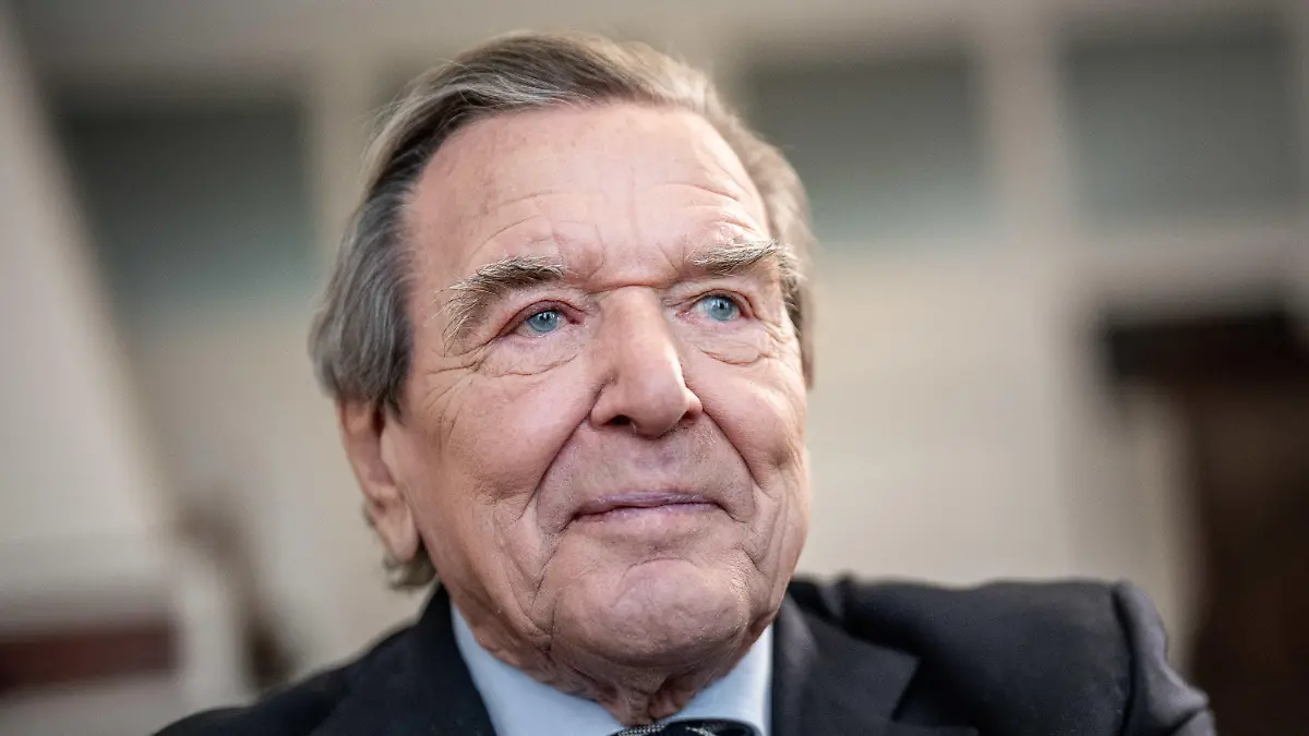 ARCHIV - 14.03.2024, Niedersachsen, Hannover: Gerhard Schröder (SPD), Bundeskanzler von 1998 bis 2005, aufgenommen in seiner Kanzlei. (zu dpa: «Schröder wird 80: Der Geächtete, der sich nicht mehr verstecken will») Foto: Michael Kappeler/dpa +++ dpa-Bildfunk +++