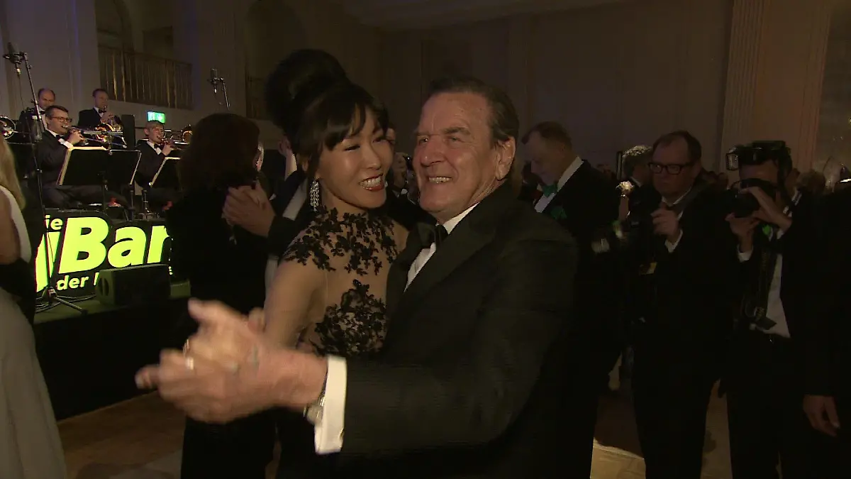 Gerhard Schröder mit seiner fünften Frau beim Bundespresseball 2018.