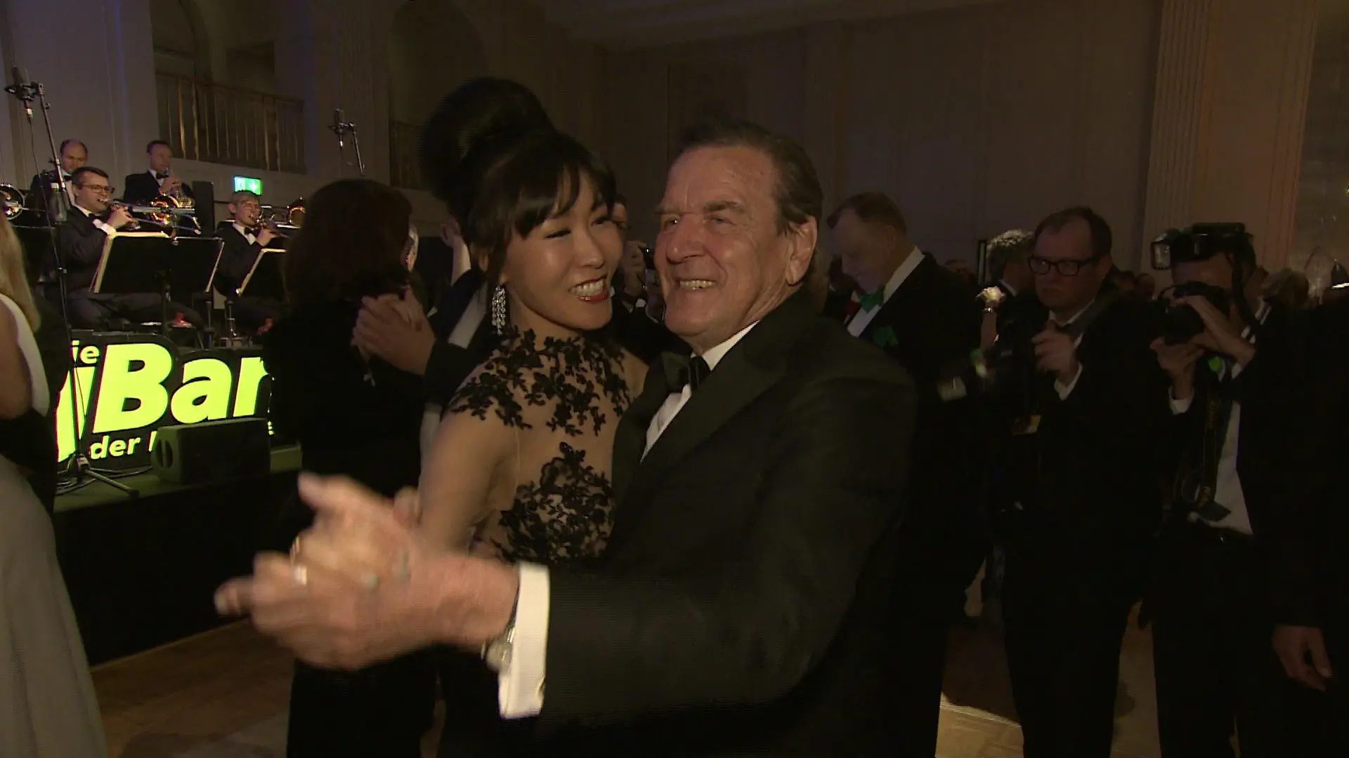 Gerhard Schröder mit seiner fünften Frau beim Bundespresseball 2018.
