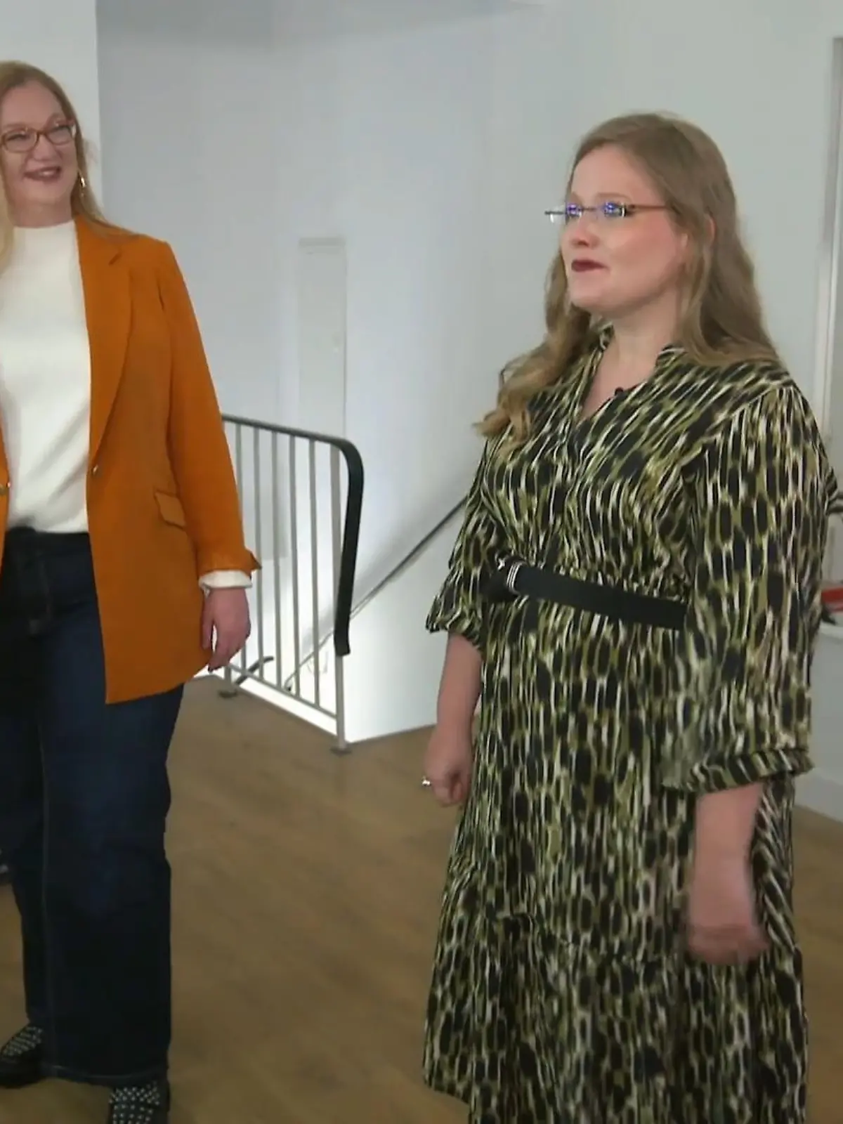 Das hier sind Iris und Cindy. Während sich Iris mit ihren 49 Jahren freut, wenn sie mal jünger geschätzt wird, würde Cindy gerne seriöser und tatsächlich älter wirken. Unser Profiteam hat für beide Frauen die perfekten Tipps, wie man sich mit Make-up und Styling jünger oder älter tricksen kann  - dabei kommt es ganz oft auf die richtige Farbe an.