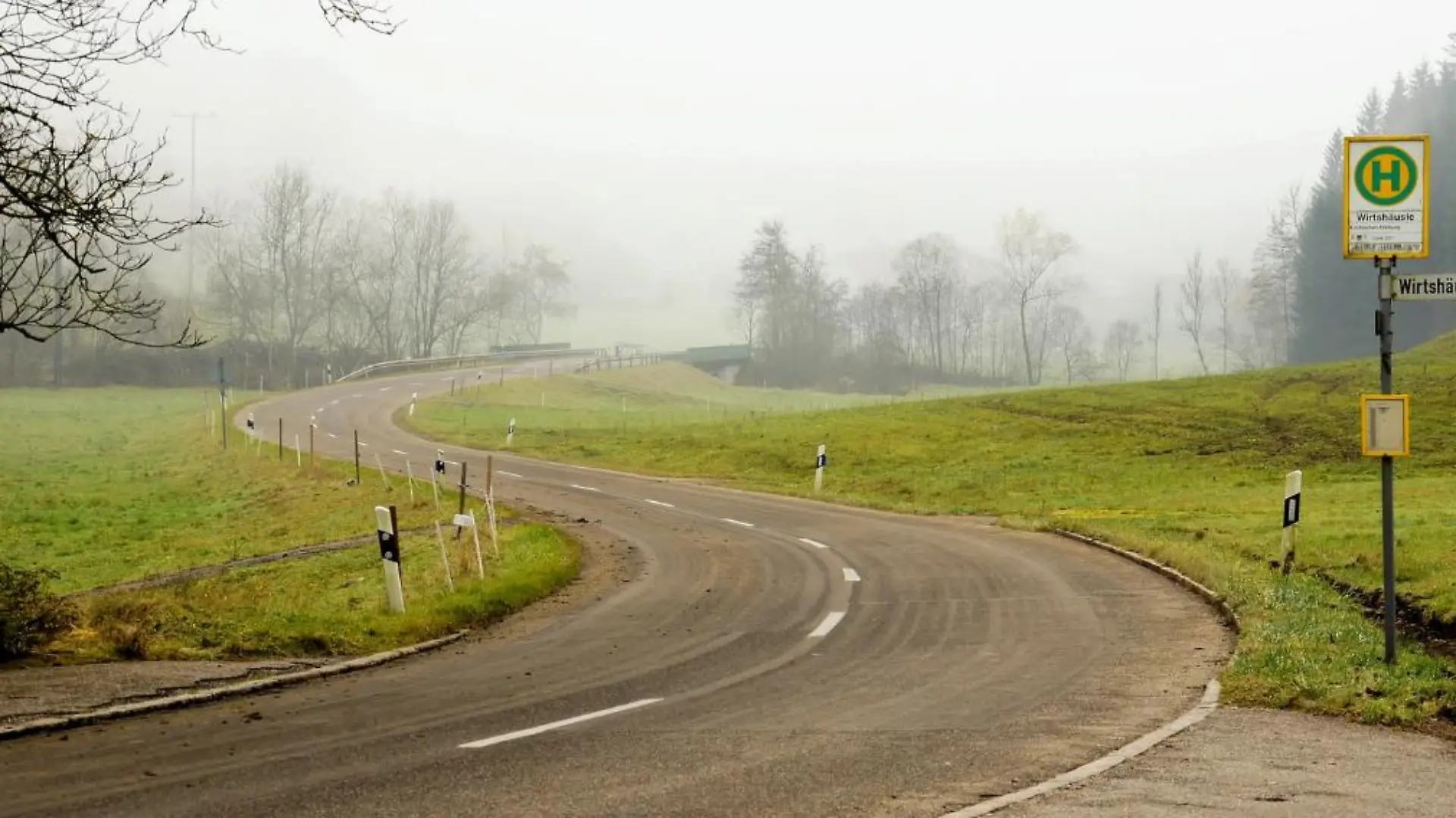 Eine Bushaltestelle an einer Landstraße.