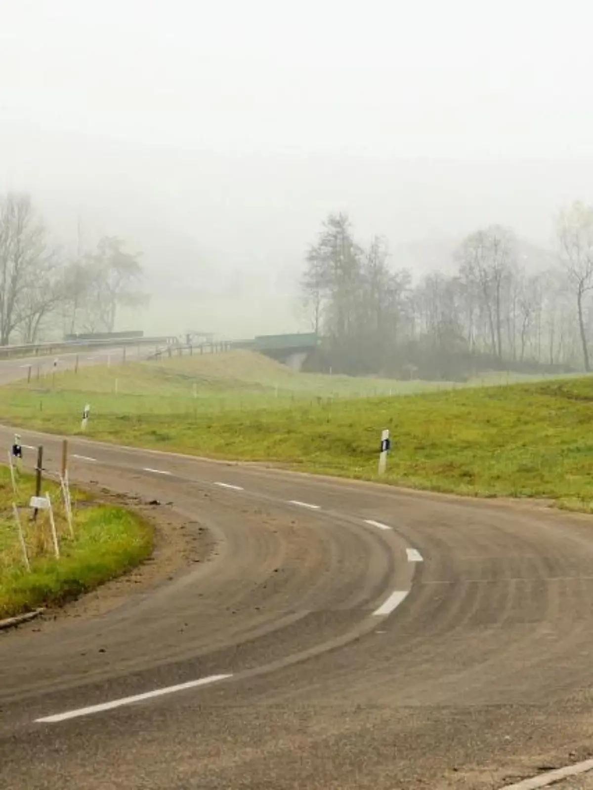 Eine Bushaltestelle an einer Landstraße.