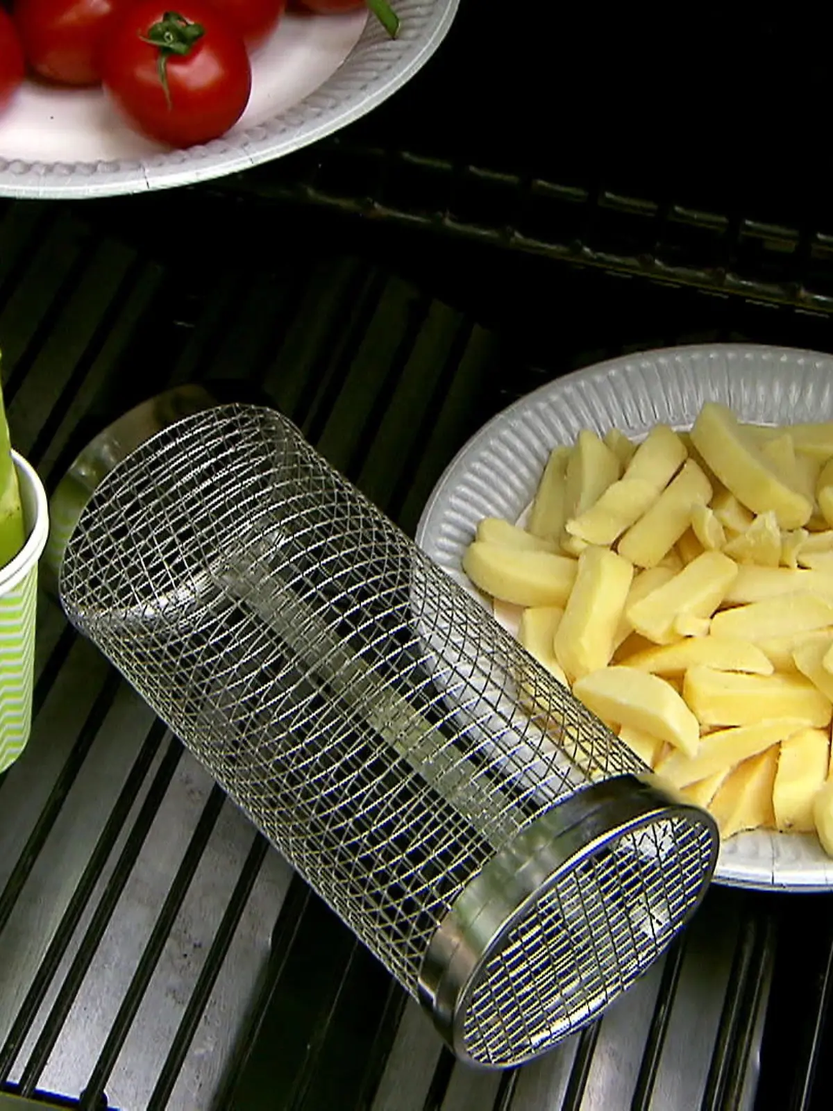 Diverse Gadgets wollen uns das Grillen erleichtern. Zum Beispiel ein Salzstein, ein Wurstgriller oder ein Edelstahlrauchnetz, mit dem ihr sogar Pommes auf den Grill hauen könnt. Aber funktionieren diese Gadgets überhaupt? Wir haben sie für euch getestet und verraten, welche davon ihr Geld wert sind - und welche nicht.