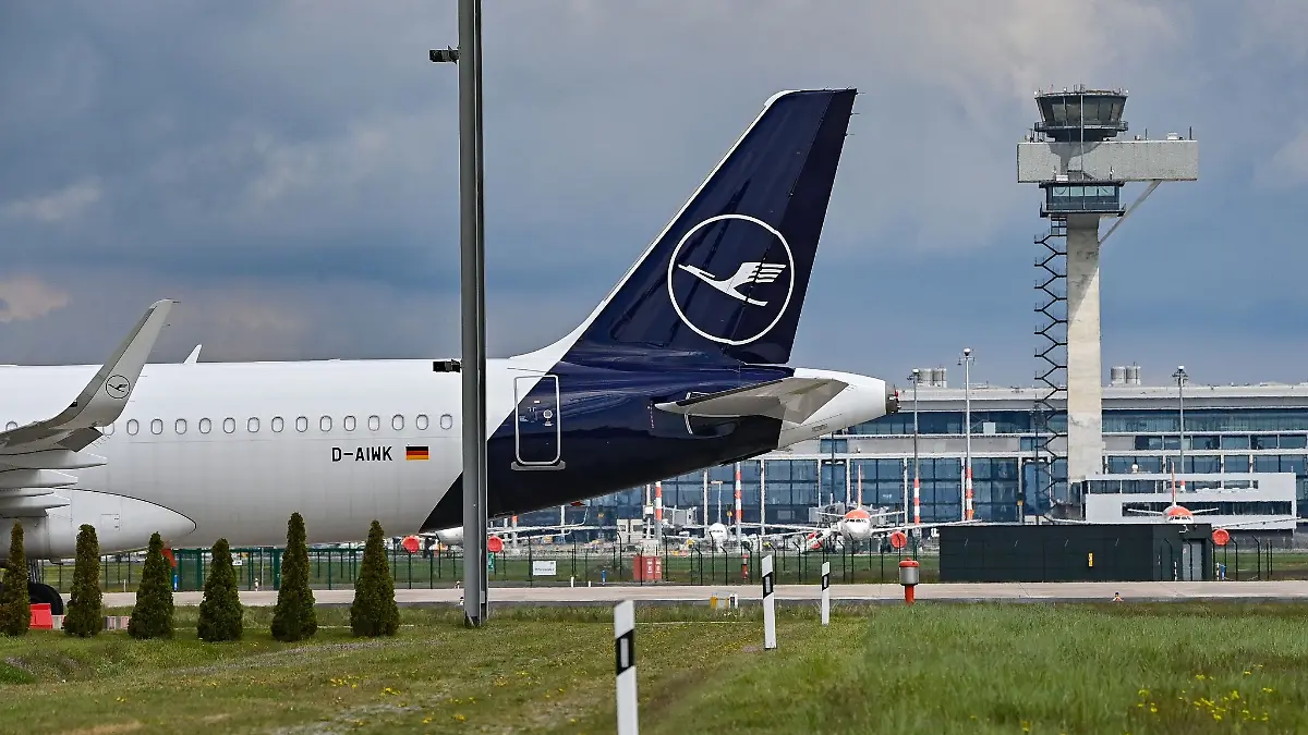 Ein Passagierflugzeug der Fluggesellschaft Lufthansa steht auf dem Areal des Hauptstadtflughafens Berlin-Brandenburg (BER) abseits der Start- und Landebahn.