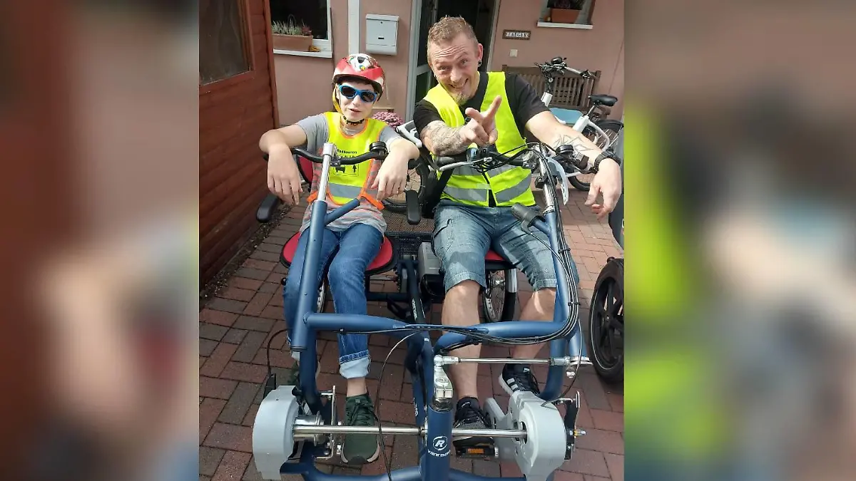 Der 11-jährige Conner wird von Andreas Krause auf dem Tandem begleitet.