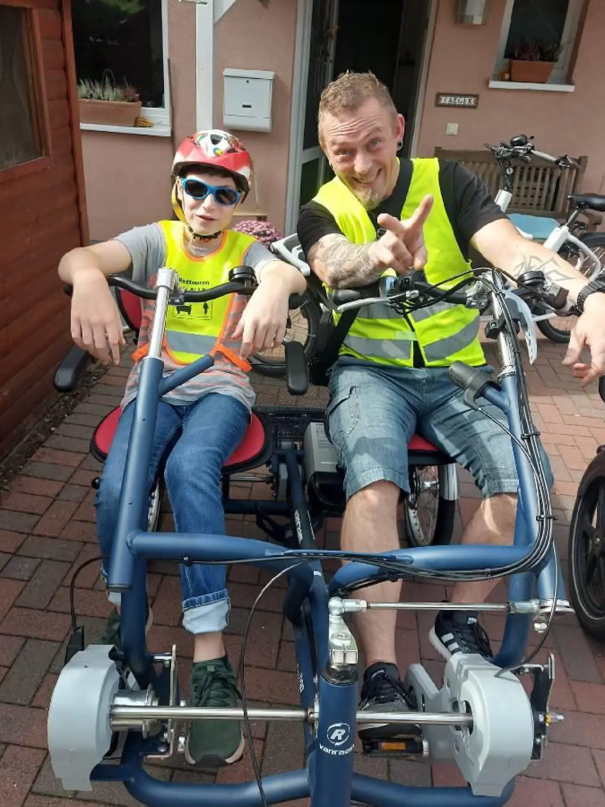 Der 11-jährige Conner wird von Andreas Krause auf dem Tandem begleitet.