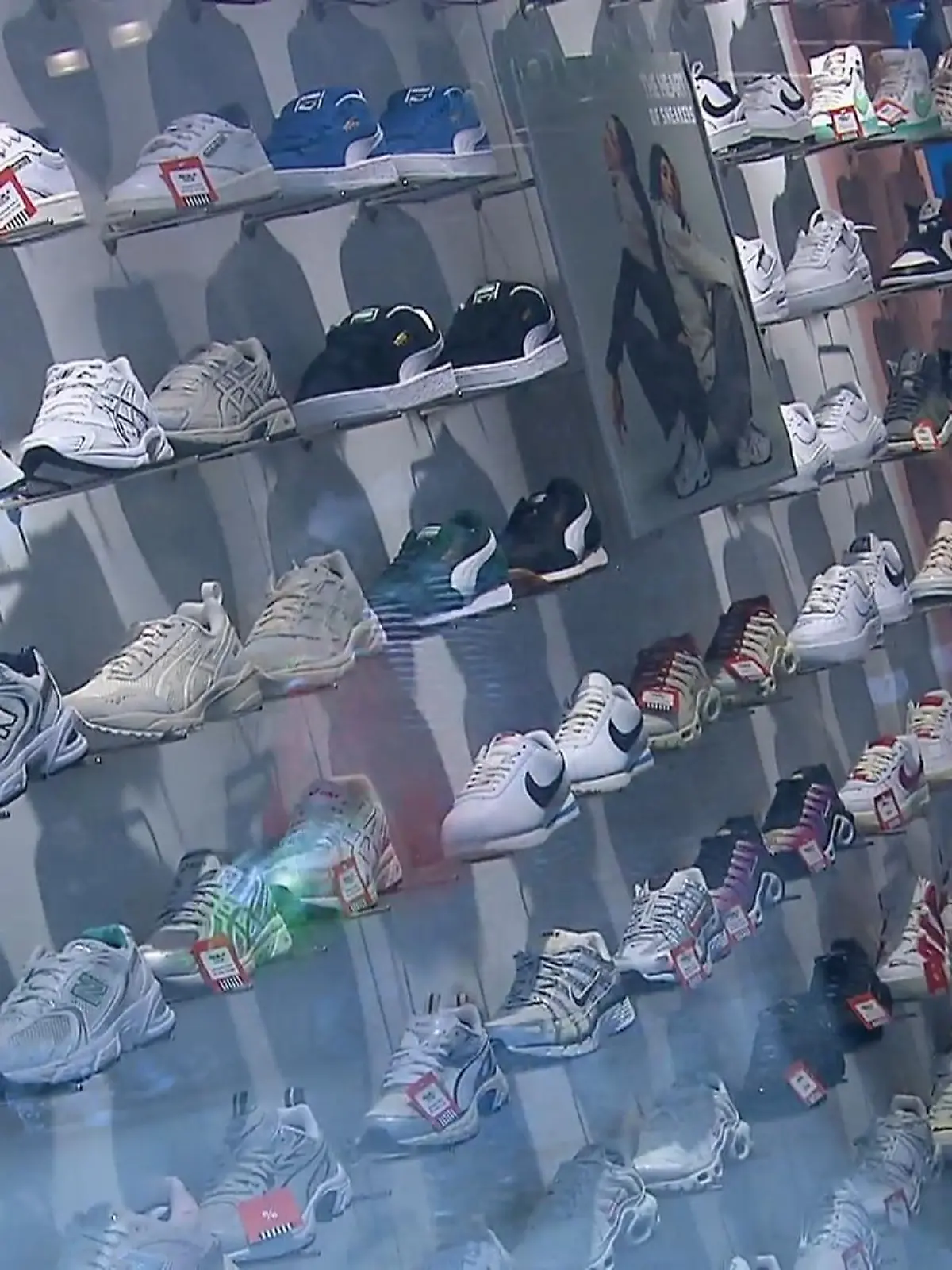 Bild zu: "Linke Schuhe gestohlen"
