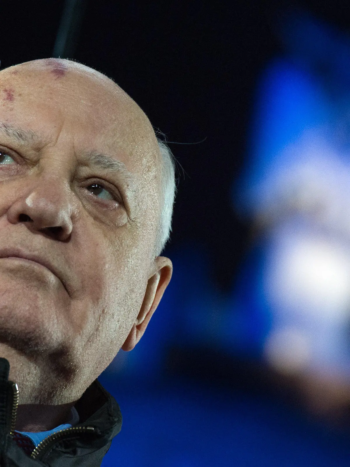 ARCHIV - Der frühere sowjetische Staatspräsident Michail Gorbatschow steht am 09.11.2014 während des Bürgerfestes vor dem Brandenburger Tor in Berlin als Ballonpate auf der Bühne. Die Verleihung des Weltwirtschaftlichen Preises 2015 findet am 21. Juni 2015 in Kiel statt. Gorbatschow ist einer der Preisträger. Foto: Bernd von Jutrczenka/dpa +++(c) dpa - Bildfunk+++
