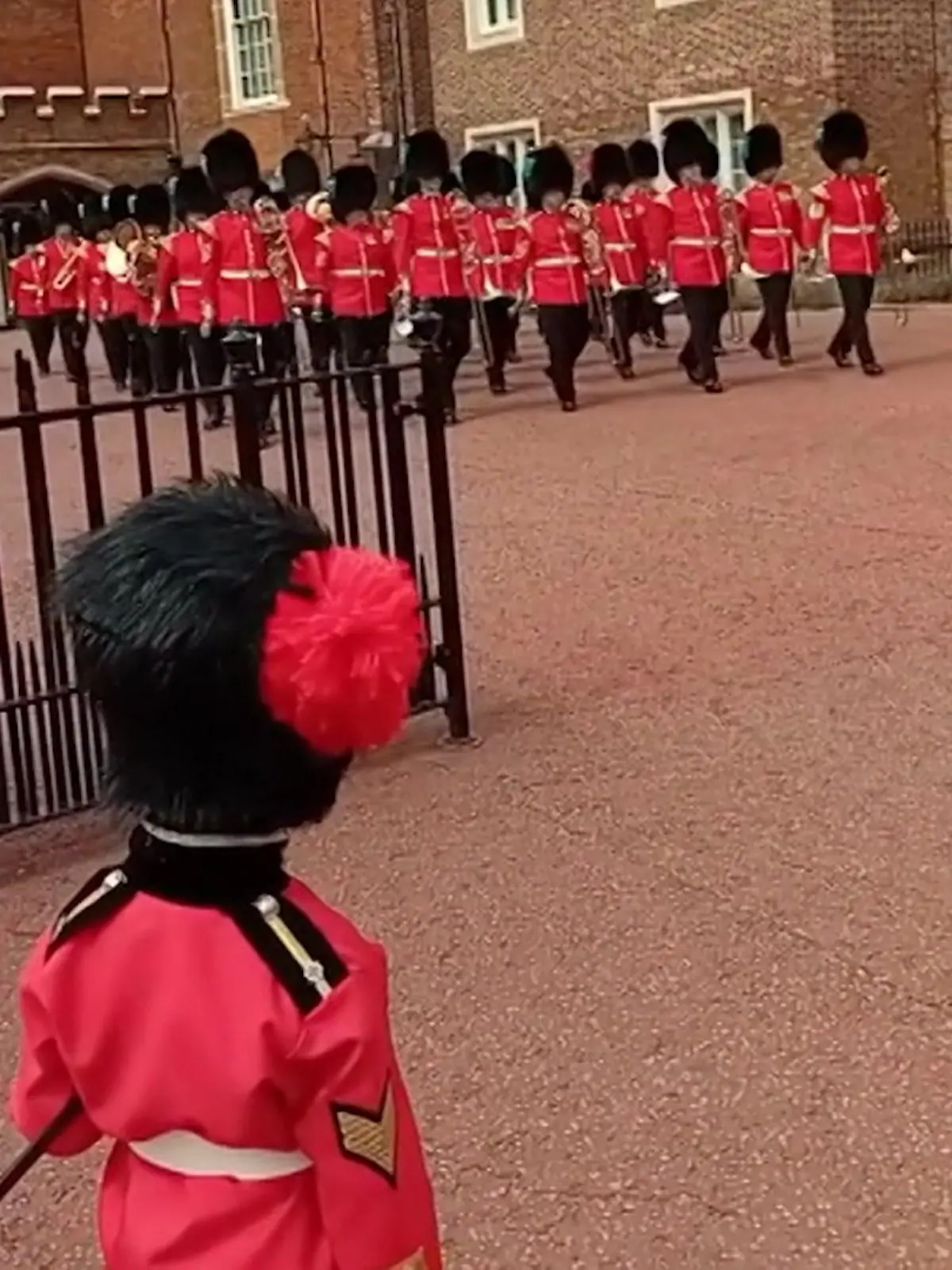 In London hat ein kleiner Soldat die britische Königswache verzaubert. Die sonst so steinernen Mienen hellten sich auf, ihren sonst so strengen Kodex ignorierten sie kurzerhand, um dem Mini-Guard die Ehre zu erweisen. Wir zeigen das süße Aufeinandertreffen im Video.